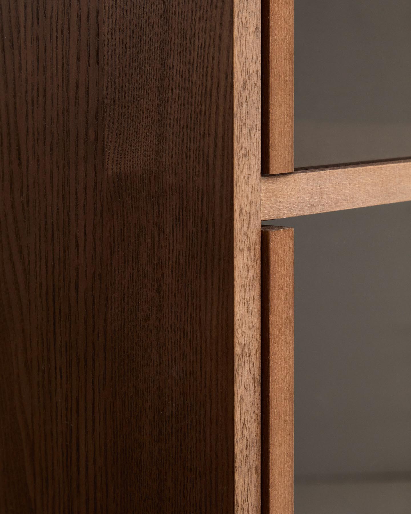 Vitrine Helvine 4 Türen 2 Schubladen Eichenfurnier mit Nussbaum-Finish und gehärtetes Glas 100 x 174 cm FSC 100% in Dunkelbraun präsentiert im Onlineshop von KAQTU Design AG. Sideboard ist von Kave Home