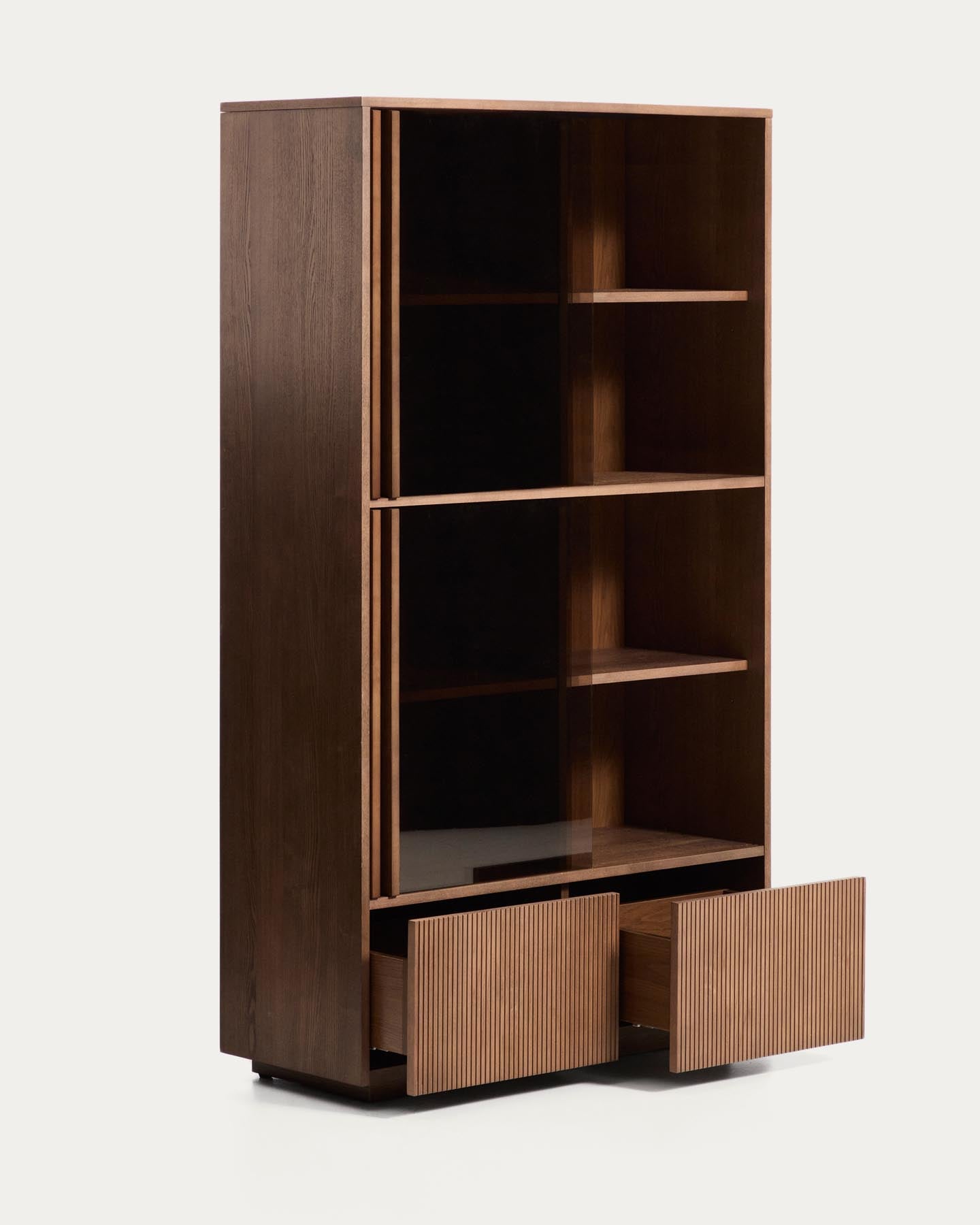 Vitrine Helvine 4 Türen 2 Schubladen Eichenfurnier mit Nussbaum-Finish und gehärtetes Glas 100 x 174 cm FSC 100% in Dunkelbraun präsentiert im Onlineshop von KAQTU Design AG. Sideboard ist von Kave Home