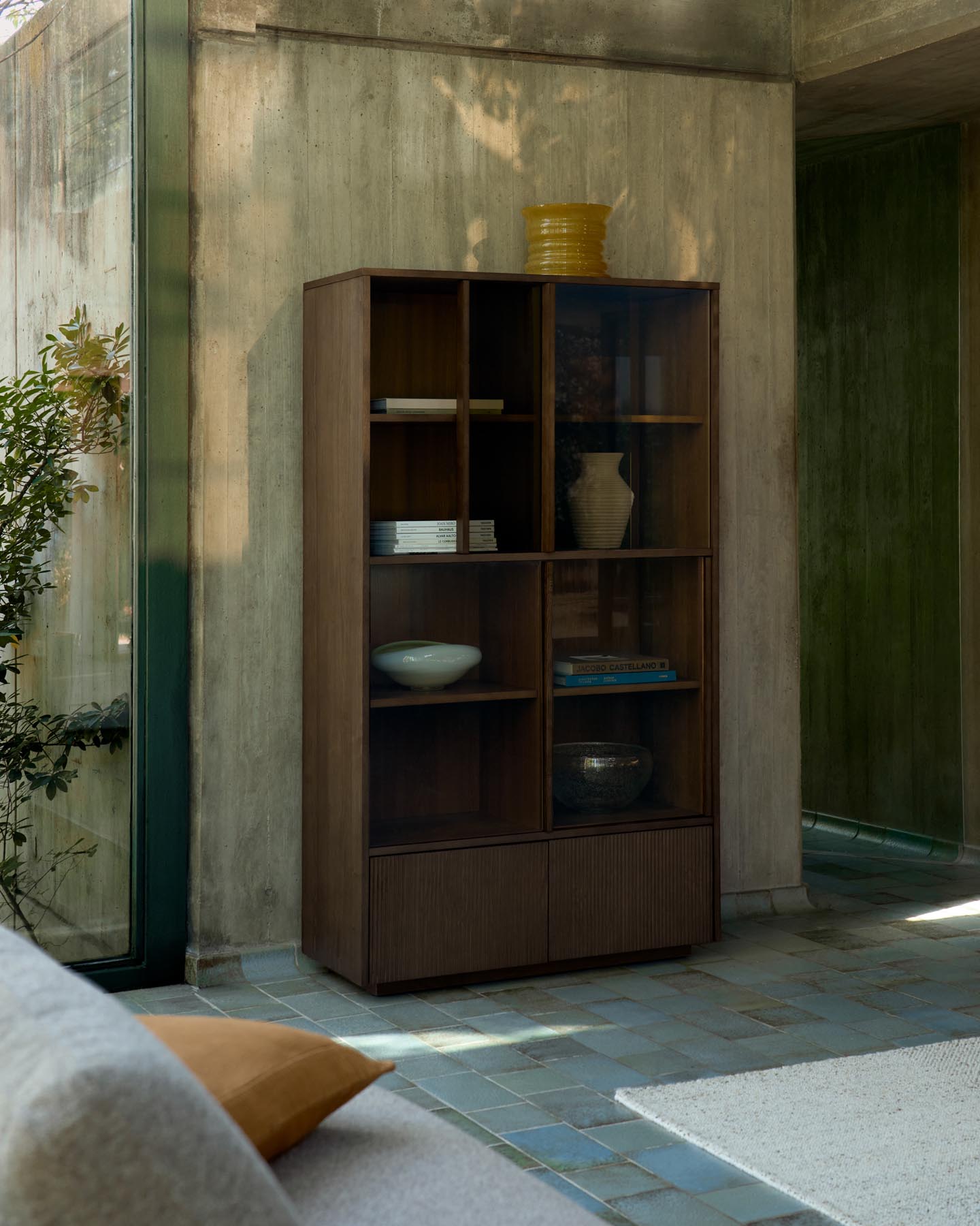 Vitrine Helvine 4 Türen 2 Schubladen Eichenfurnier mit Nussbaum-Finish und gehärtetes Glas 100 x 174 cm FSC 100% in Dunkelbraun präsentiert im Onlineshop von KAQTU Design AG. Sideboard ist von Kave Home
