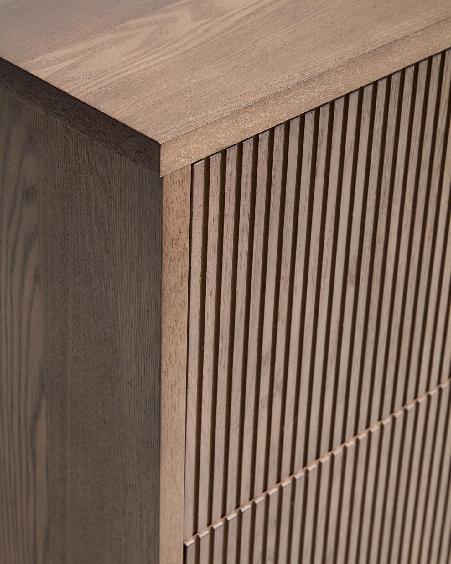 Kommode Helvine mit 3 Schubladen aus Eschenfurnier mit Finish in Nussbaumton 90 x 78 cm FSC 100% in Dunkelbraun präsentiert im Onlineshop von KAQTU Design AG. Kommode ist von Kave Home