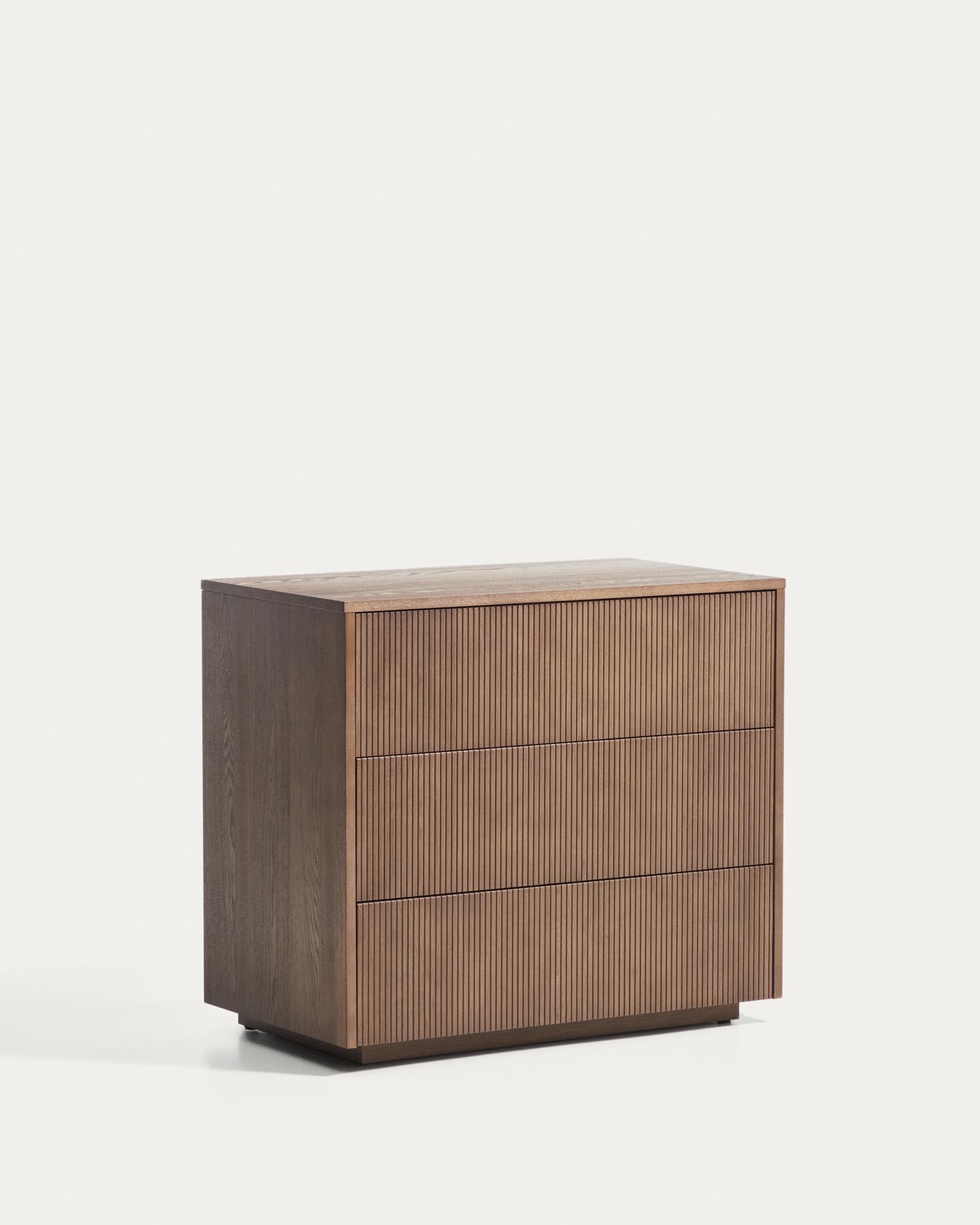 Kommode Helvine mit 3 Schubladen aus Eschenfurnier mit Finish in Nussbaumton 90 x 78 cm FSC 100% in Dunkelbraun präsentiert im Onlineshop von KAQTU Design AG. Kommode ist von Kave Home