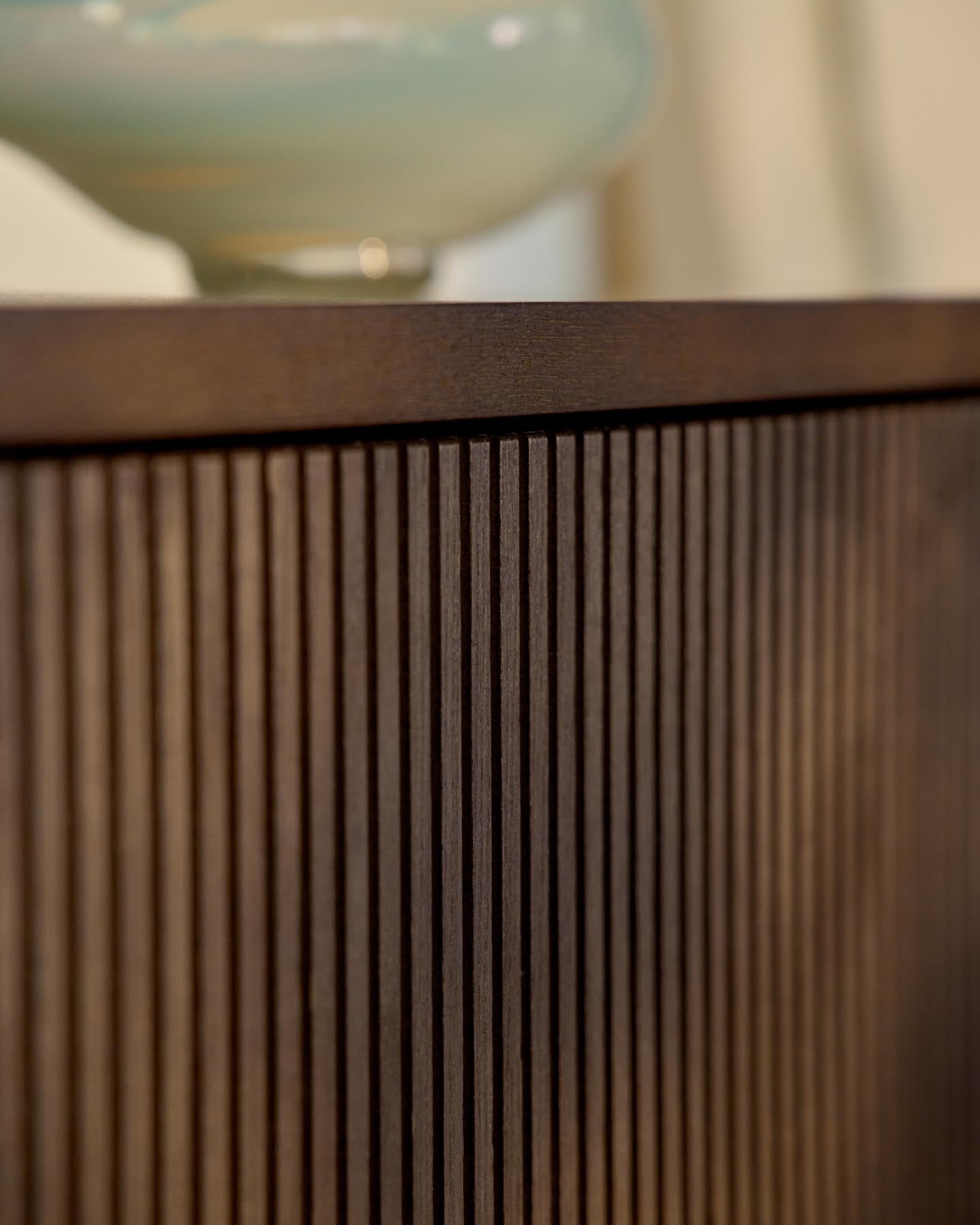 Kommode Helvine mit 3 Schubladen aus Eschenfurnier mit Finish in Nussbaumton 90 x 78 cm FSC 100% in Dunkelbraun präsentiert im Onlineshop von KAQTU Design AG. Kommode ist von Kave Home