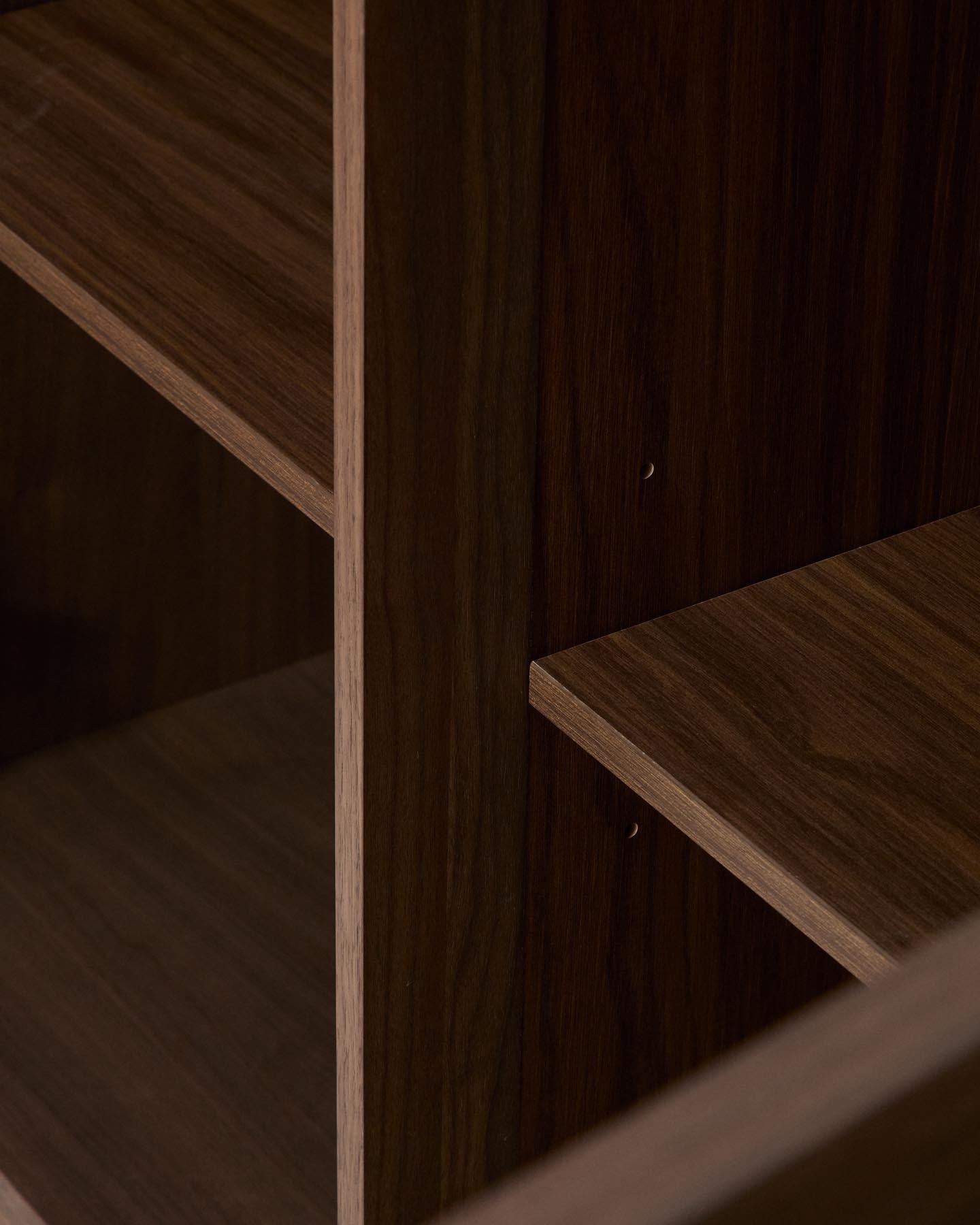 Sideboard Onix aus Walnussfurnier mit dunklem Finish 150 x 80 cm FSC Mix Credit in Dunkelbraun präsentiert im Onlineshop von KAQTU Design AG. Sideboard ist von Kave Home