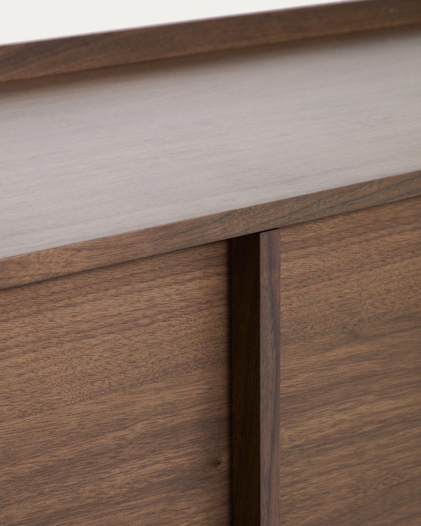 Sideboard Onix aus Walnussfurnier mit dunklem Finish 100 x 80 cm FSC Mix Credit in Dunkelbraun präsentiert im Onlineshop von KAQTU Design AG. Sideboard ist von Kave Home