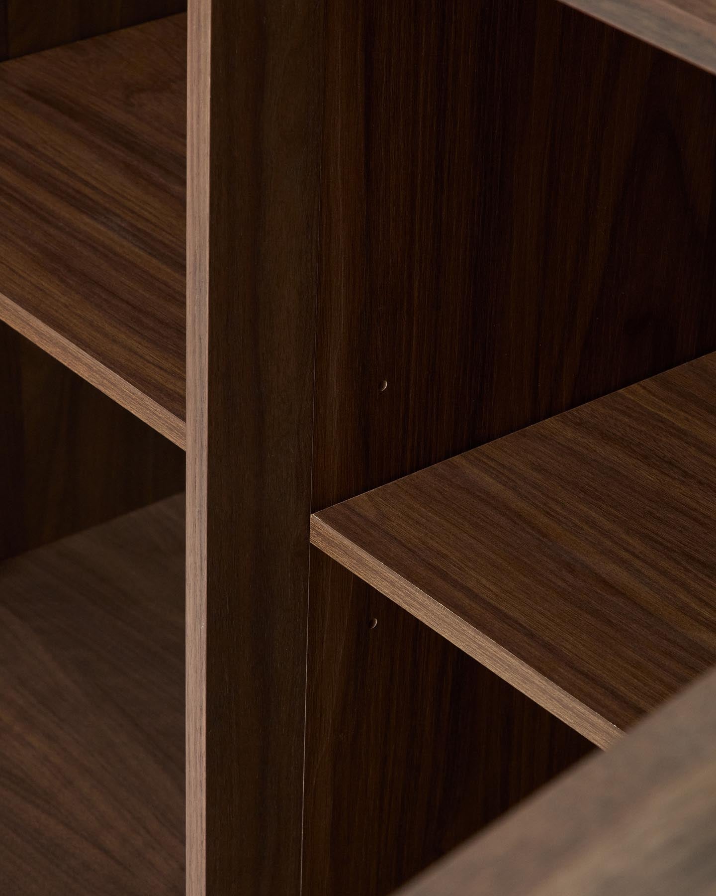 Sideboard Onix aus Walnussfurnier mit dunklem Finish 100 x 80 cm FSC Mix Credit in Dunkelbraun präsentiert im Onlineshop von KAQTU Design AG. Sideboard ist von Kave Home
