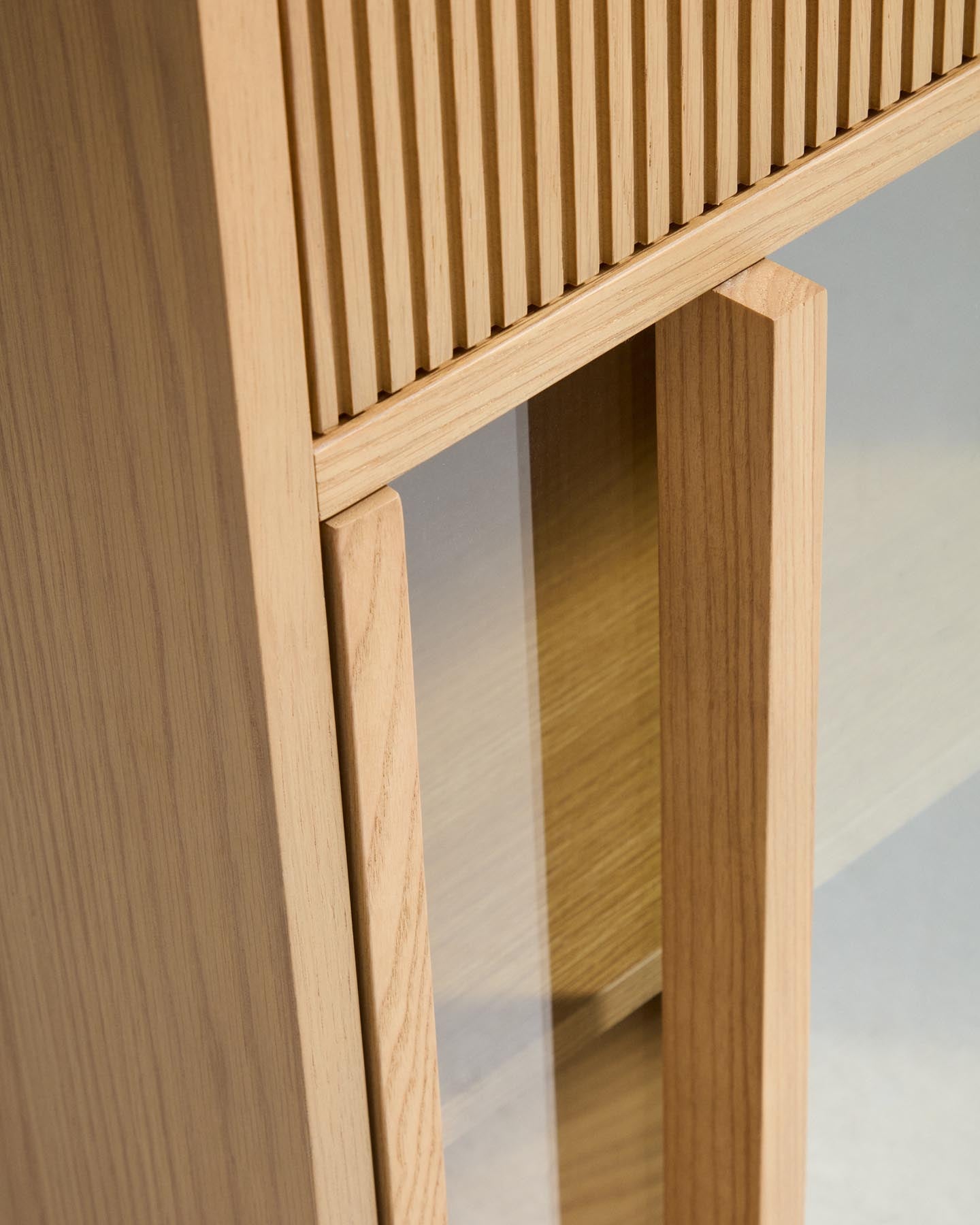 Sideboard Helvine mit 5 Türen und 5 Schubladen aus Eichenfurnier und gehärtetem Glas, 245 x 80 cm, FSC 100 % in Dunkelbraun präsentiert im Onlineshop von KAQTU Design AG. Sideboard ist von Kave Home