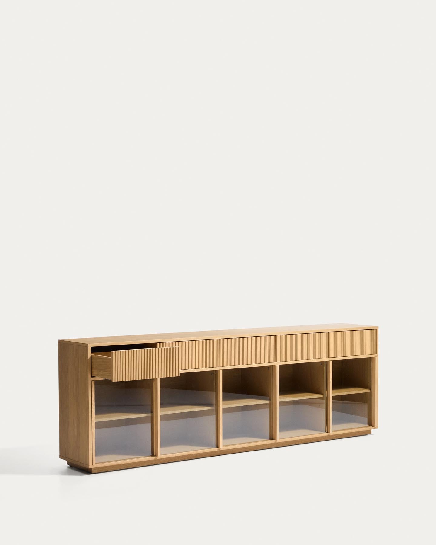 Sideboard Helvine mit 5 Türen und 5 Schubladen aus Eichenfurnier und gehärtetem Glas, 245 x 80 cm, FSC 100 % in Dunkelbraun präsentiert im Onlineshop von KAQTU Design AG. Sideboard ist von Kave Home