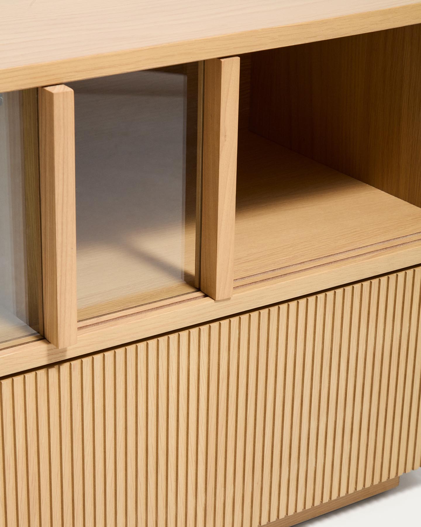 TV-Möbel Helvine mit 5 Türen und 3 Schubladen aus Eichenfurnier und gehärtetem Glas, 245 x 53,5 cm, FSC 100 % in Dunkelbraun präsentiert im Onlineshop von KAQTU Design AG. TV-Möbel ist von Kave Home