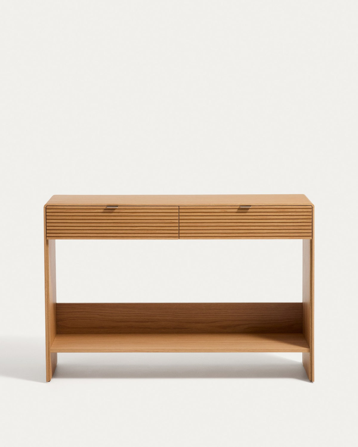 Konsolentisch Norlen von Kave Home mit zwei Schubladen und Regalboden, Korpus aus MDF mit Eichenfurnier in naturfarbenem Finish, Masse 120 x 81 cm.