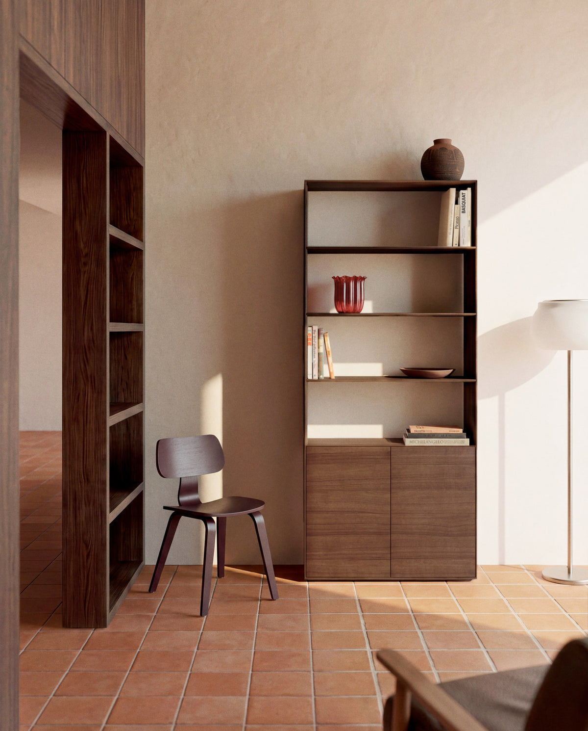Dunkelbraunes Bücherregal Visala aus Nussbaum-Furnier mit offenen und geschlossenen Fächern