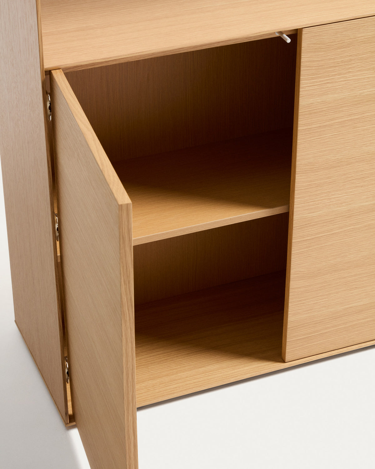 Hellbraunes Bücherregal Visala aus Eichenfurnier mit offenen und geschlossenen Fächern