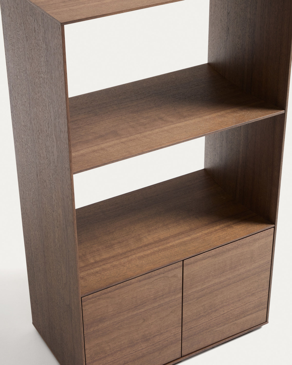 Dunkelbraunes Bücherregal Visala aus Nussbaum-Furnier mit einem sichtbaren Regalboden