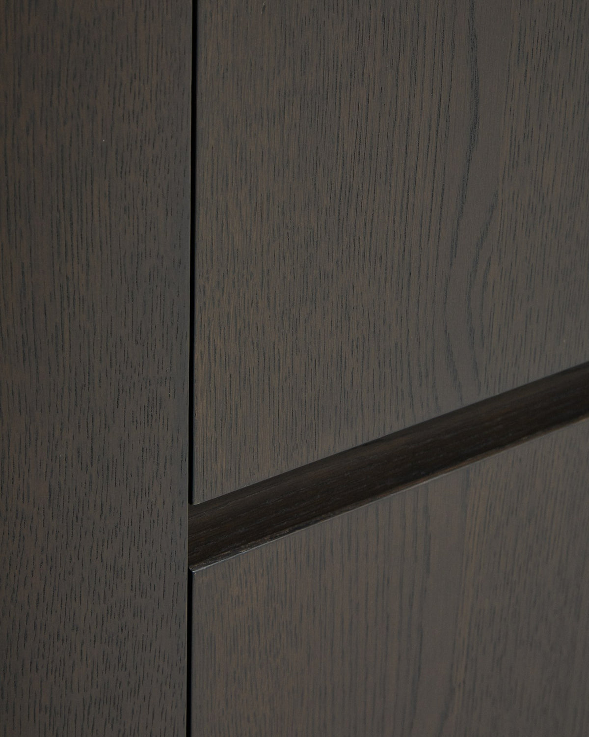 Dunkelbraune Kommode mit drei Schubladen, Eichenfurnier-Struktur und Keramikplatte mit Emperador-Marmor-Effekt, Masse 120 x 45 x 90 cm.
