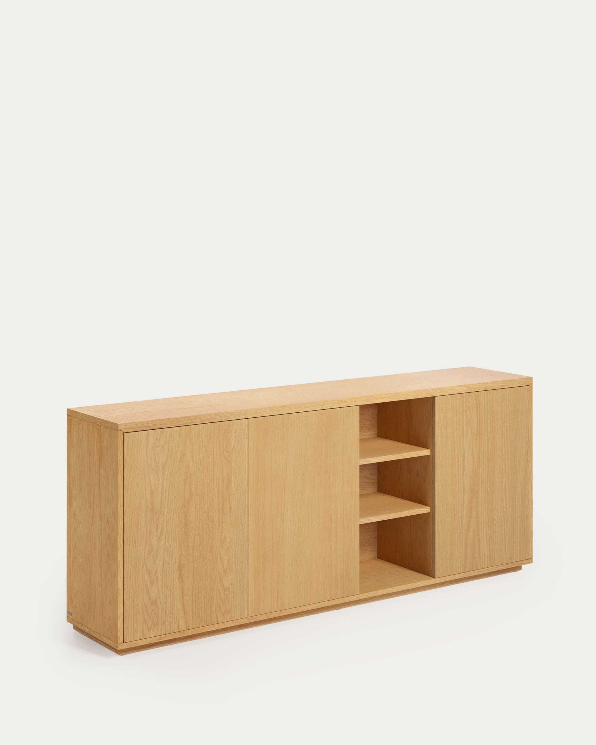 Elegantes Sideboard aus FSC-zertifiziertem Eichenfurnier, 3 Türen, 180x75 cm, von Kave Home, ideal für moderne Wohnräume.