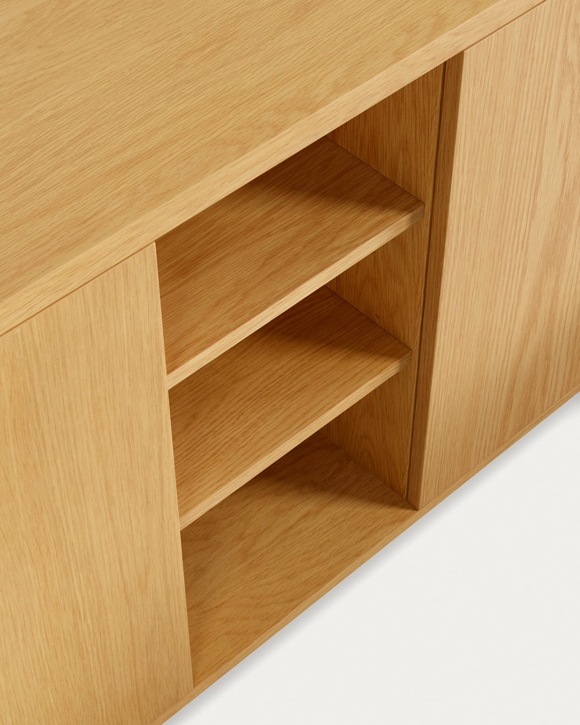 Elegantes Abilen Sideboard aus hochwertigem Eichenfurnier, 3 Türen, 180 x 75 cm, FSC-zertifiziert. Ideal für stilvolle Wohnräume.