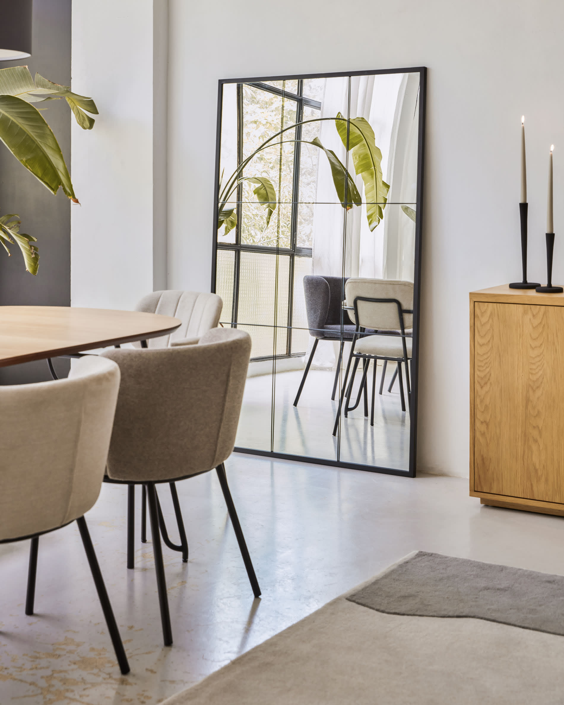 Elegantes Abilen Sideboard aus hochwertigem Eichenfurnier, 3 Türen, 180 x 75 cm, FSC-zertifiziert. Ideal für stilvolle Wohnräume.