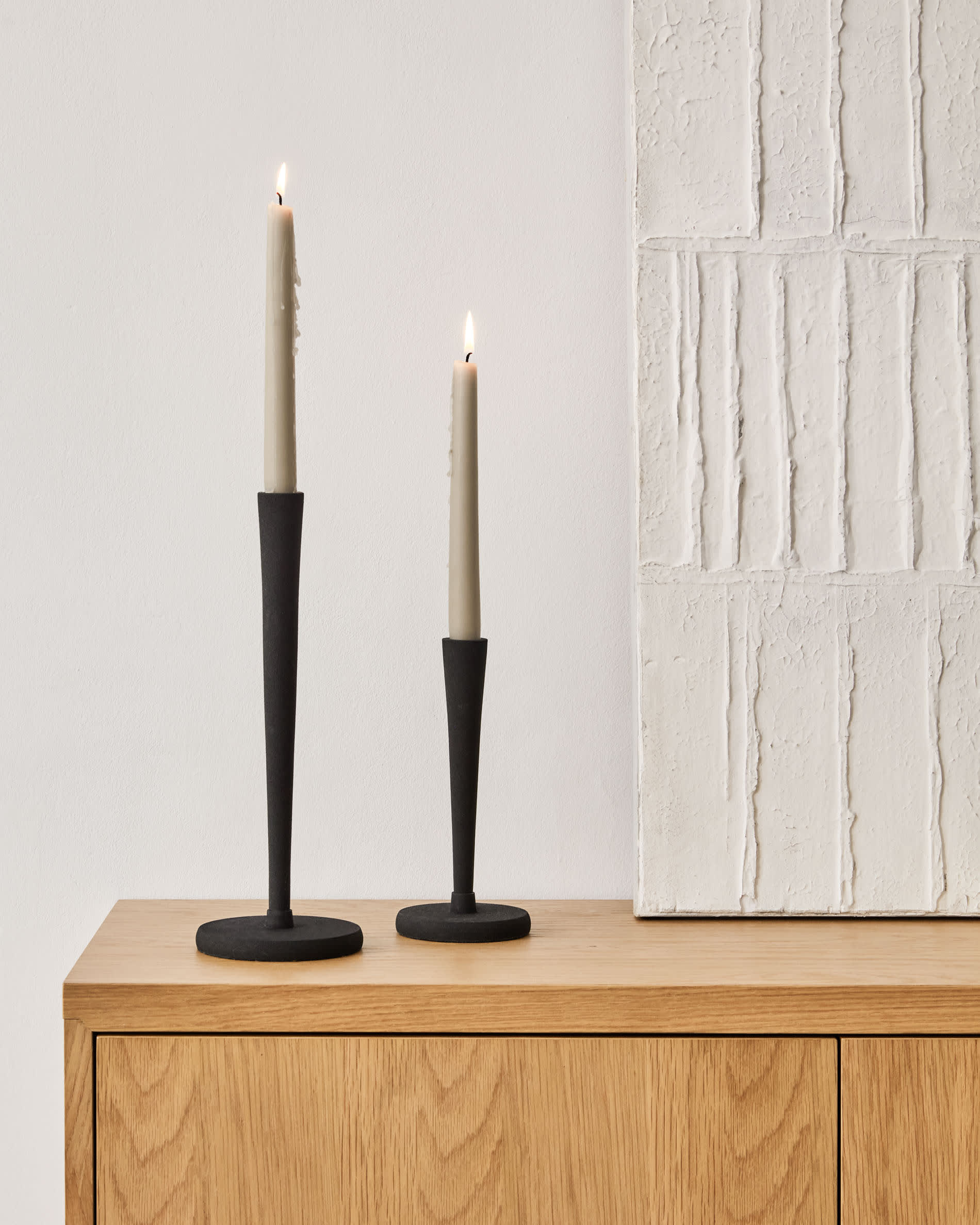 Elegantes Abilen Sideboard mit 3 Türen aus hochwertigem Eichenfurnier (180 x 75 cm). Nachhaltig, stilvoll und funktional – ideal für jedes Zuhause.