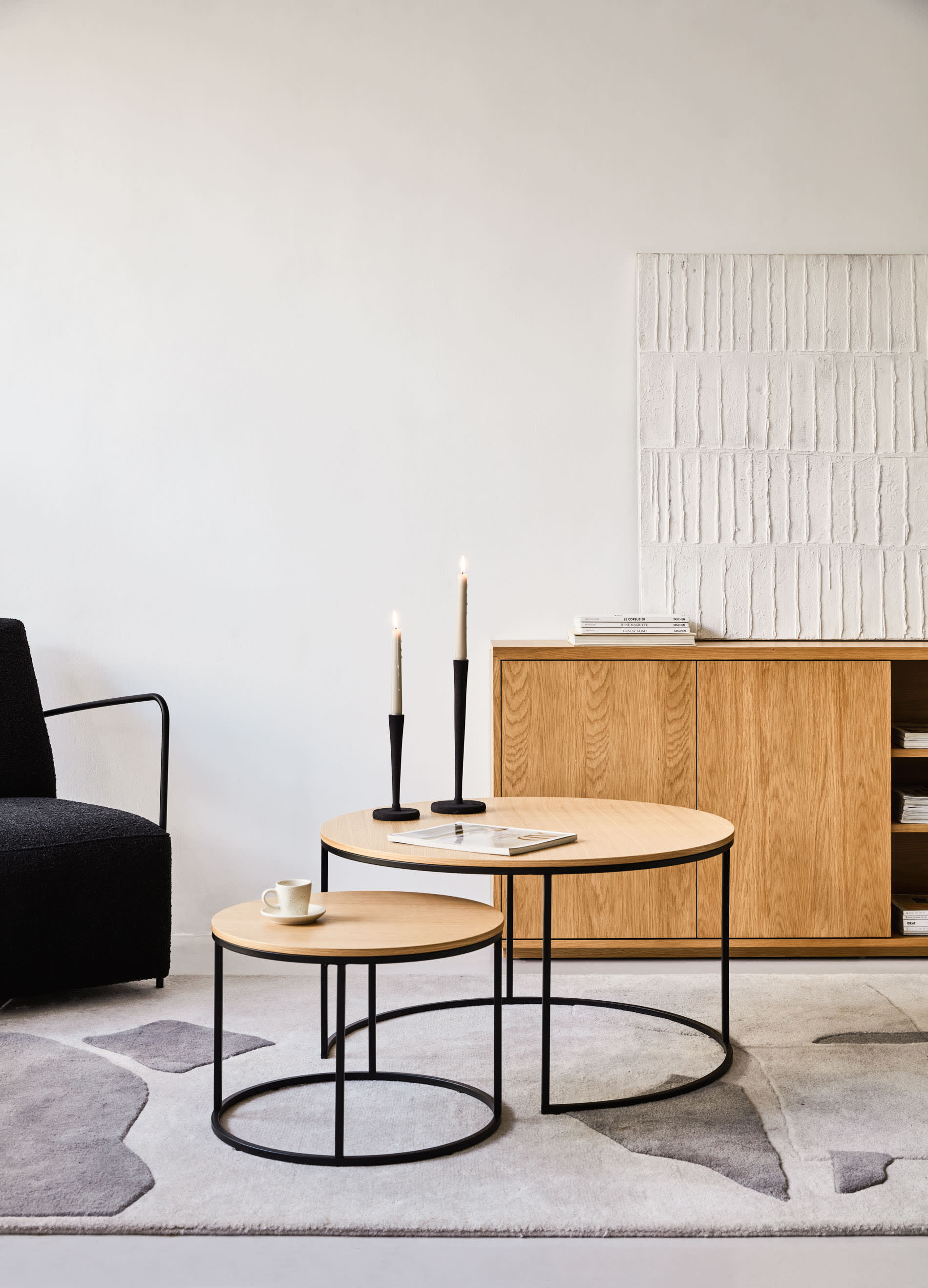 Stilvolles Abilen Sideboard (180 x 75 cm) aus FSC-zertifiziertem Eichenfurnier. Perfekte Kombination aus Eleganz, Funktionalität und Nachhaltigkeit.