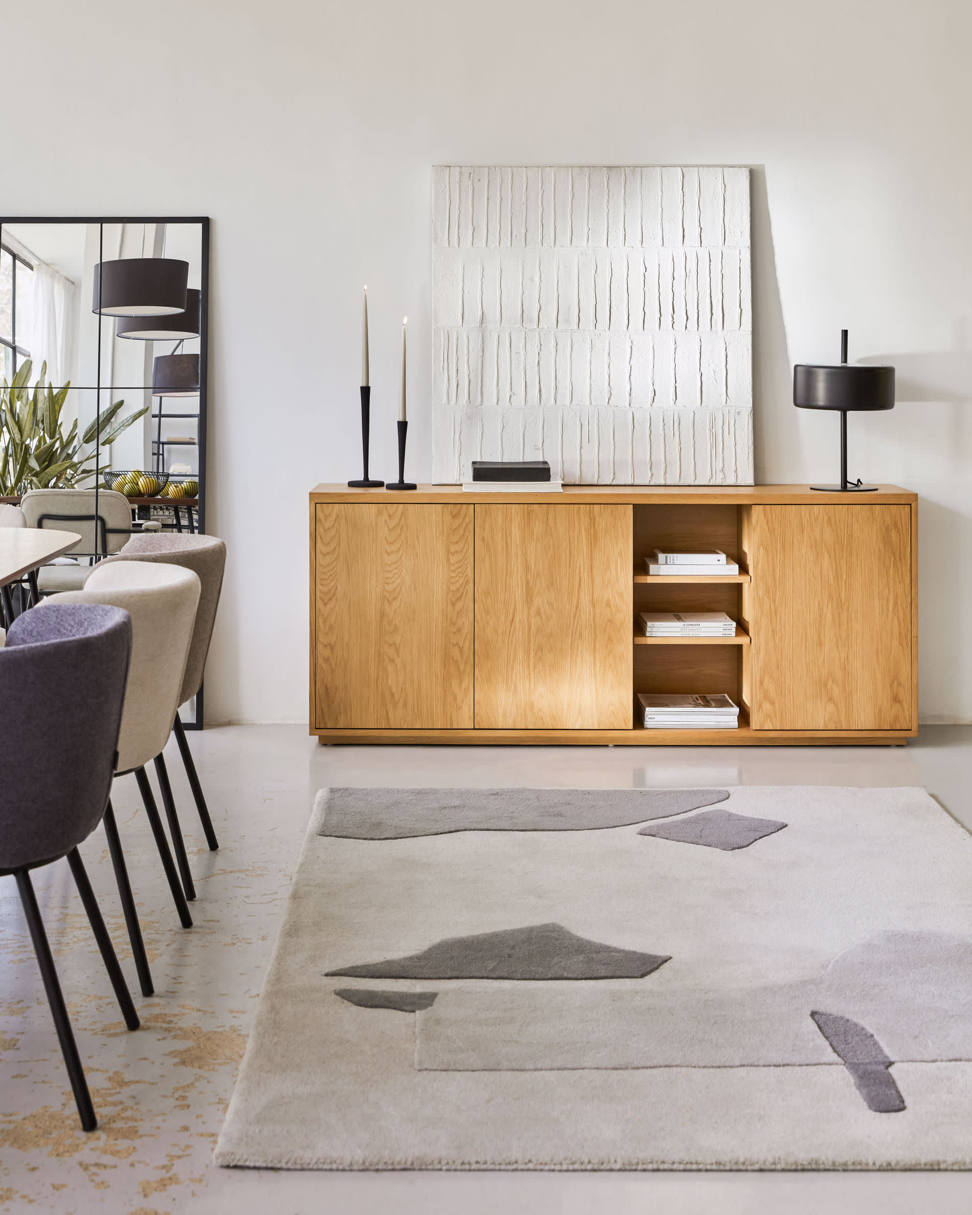 Stilvolles Abilen Sideboard (180 x 75 cm) aus FSC-zertifiziertem Eichenfurnier. Perfekte Kombination aus Design, Funktionalität und Nachhaltigkeit.