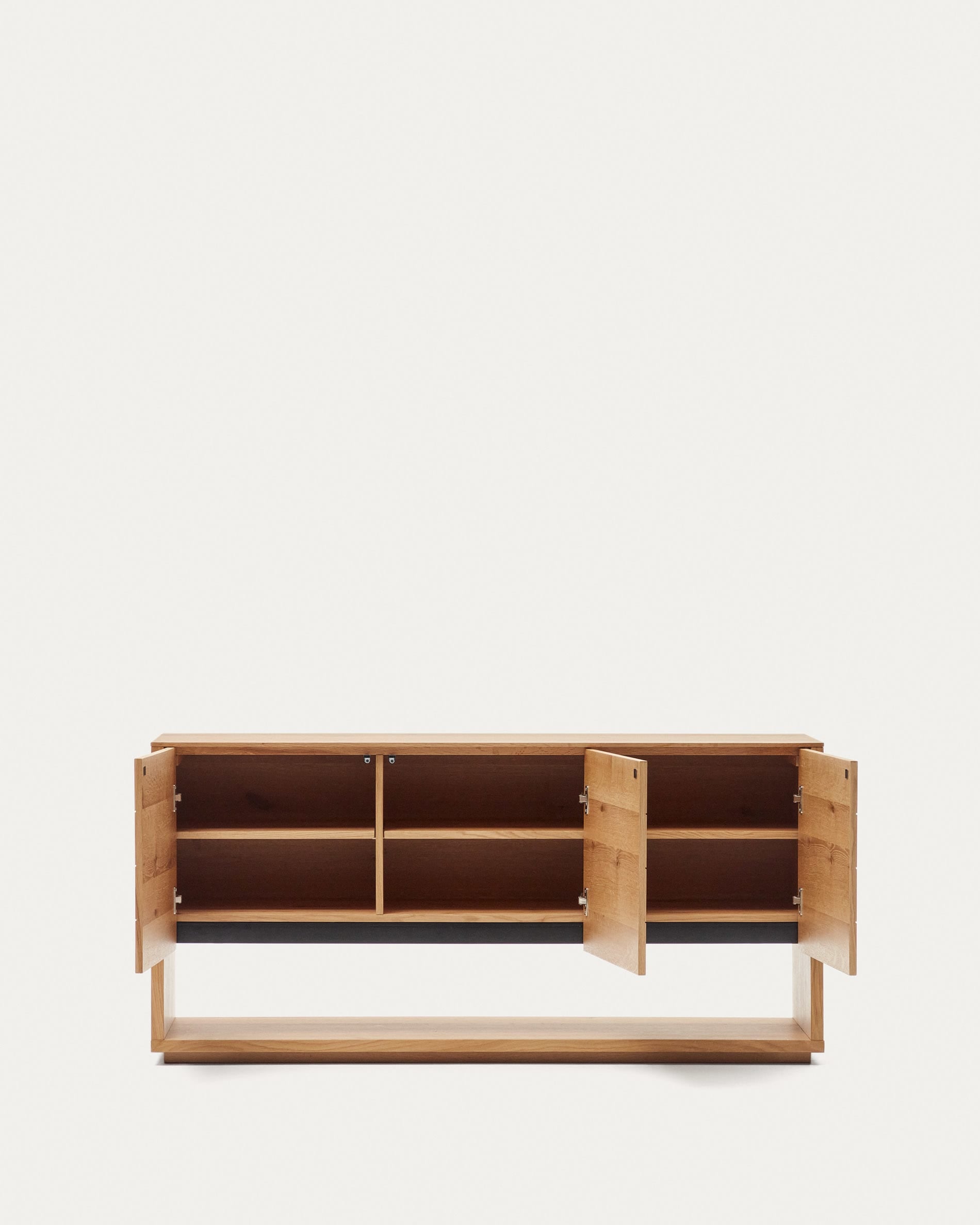 Elegantes Sideboard aus Eichenfurnier mit natürlichem Finish, 3 Türen, 151x73 cm, von Kave Home, ideal für stilvolle Einrichtung.