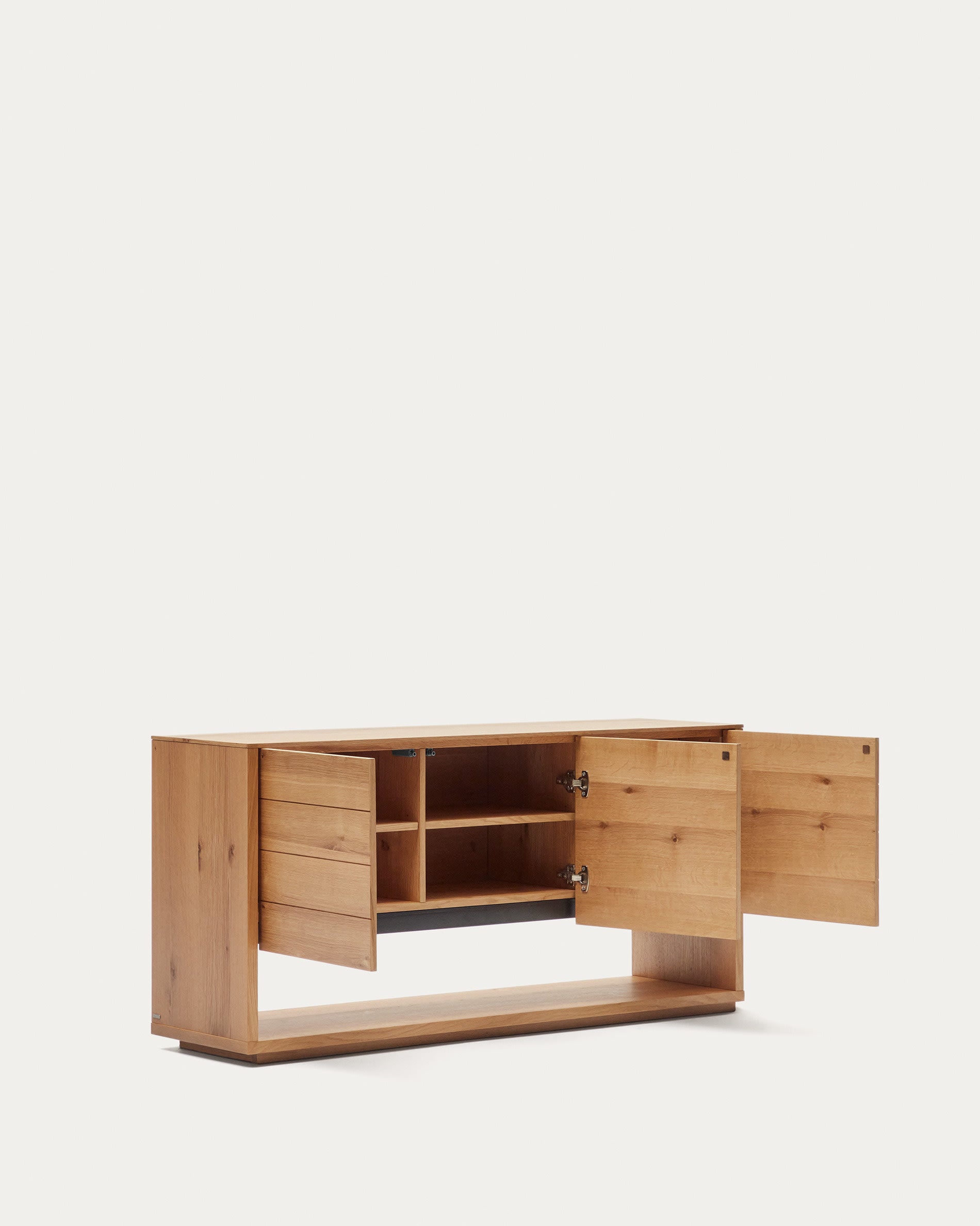 Elegantes Sideboard aus Eichenfurnier mit natürlichem Finish, 3 Türen, 151x73 cm, von Kave Home, ideal für stilvolle Einrichtung.