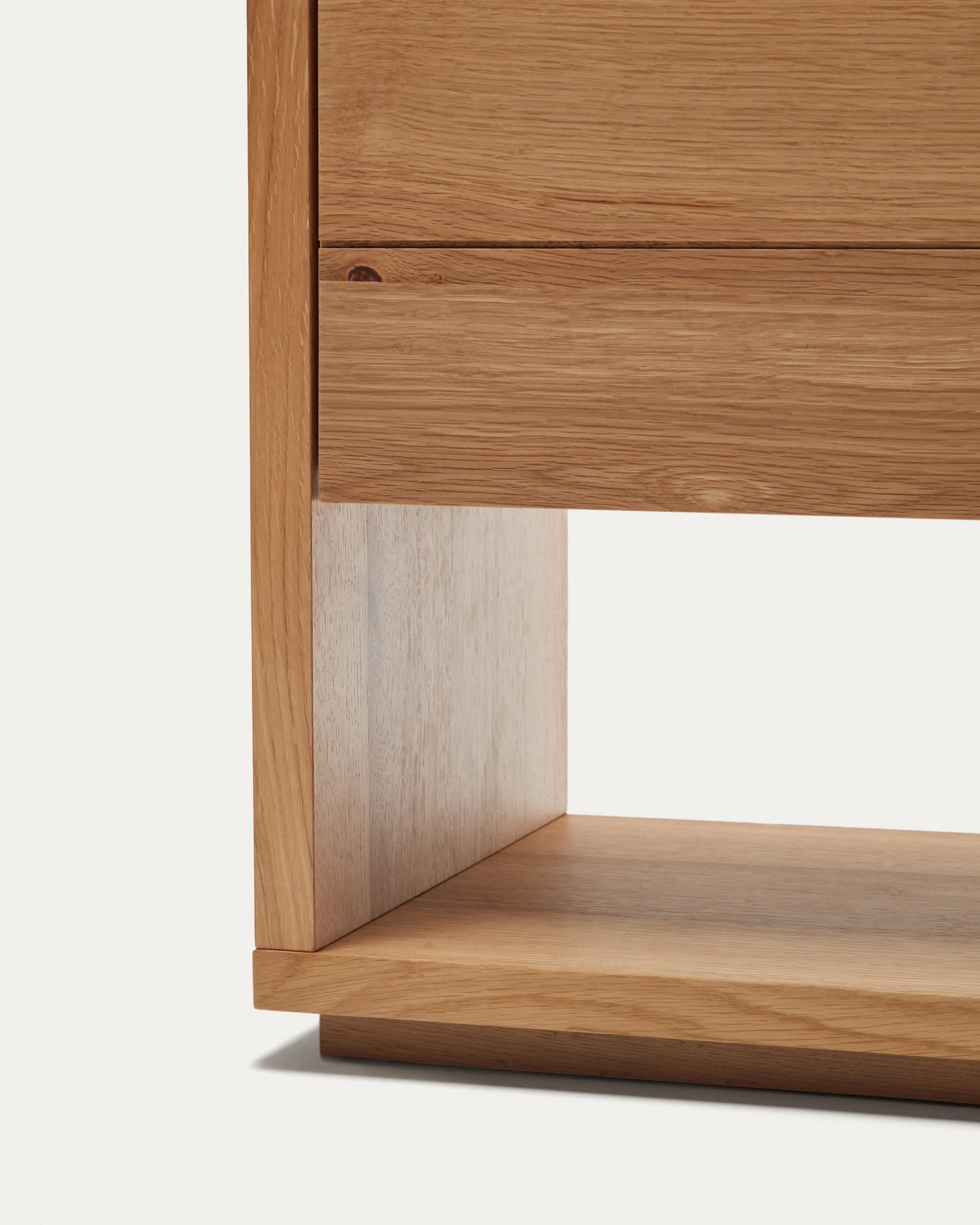 Elegantes Alguema Sideboard von Kave Home, 3 Türen, Eichenfurnier, 151 x 73 cm. Ideal für stilvolle Aufbewahrung und harmonische Wohnräume.