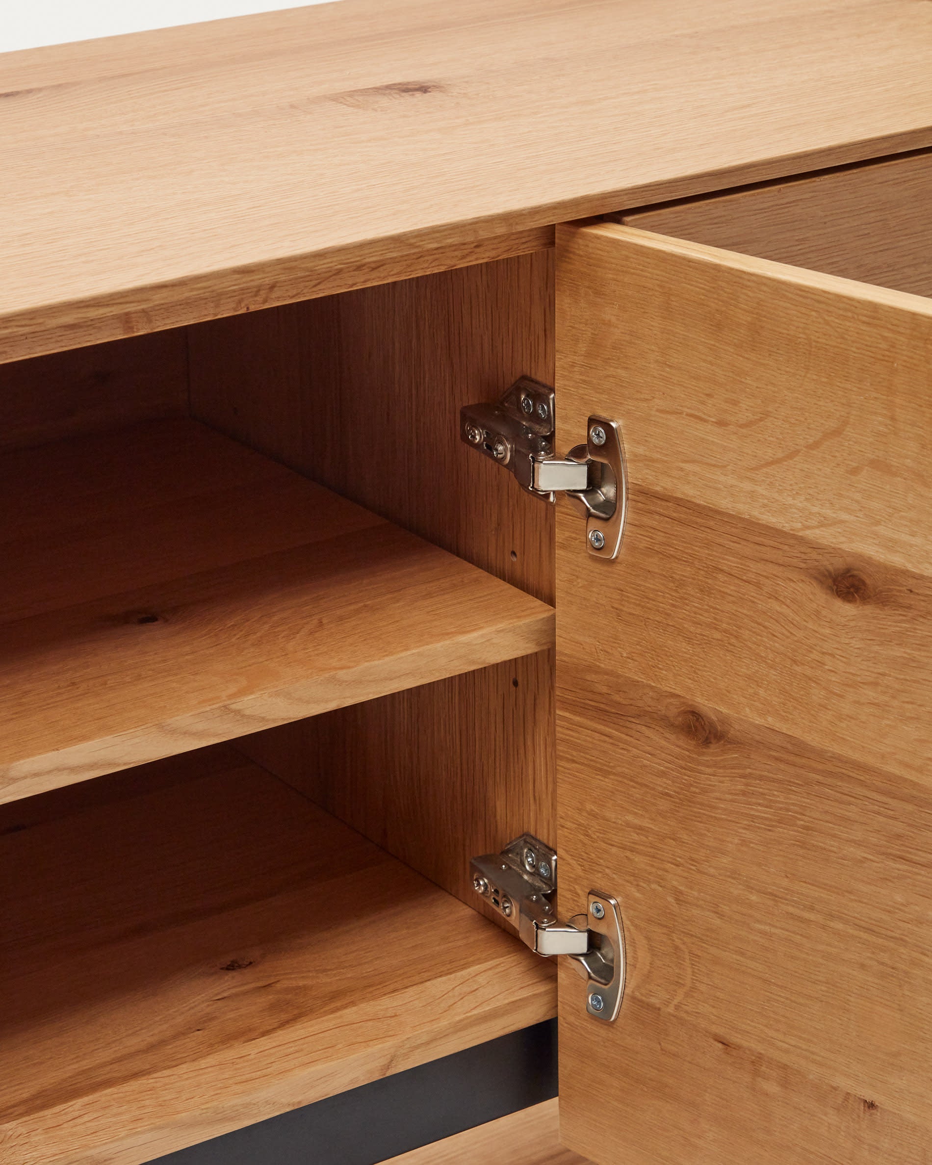 Stilvolles Alguema Sideboard von Kave Home mit 3 Türen, Eichenfurnier und natürlichem Finish. Perfekt für eleganten Stauraum in jedem Raum.