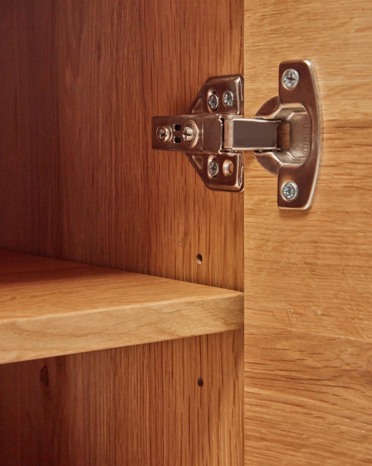 Elegantes Alguema Sideboard von Kave Home mit 3 Türen aus Eichenfurnier. Ideal für stilvollen Stauraum und harmonische Wohnraumgestaltung.