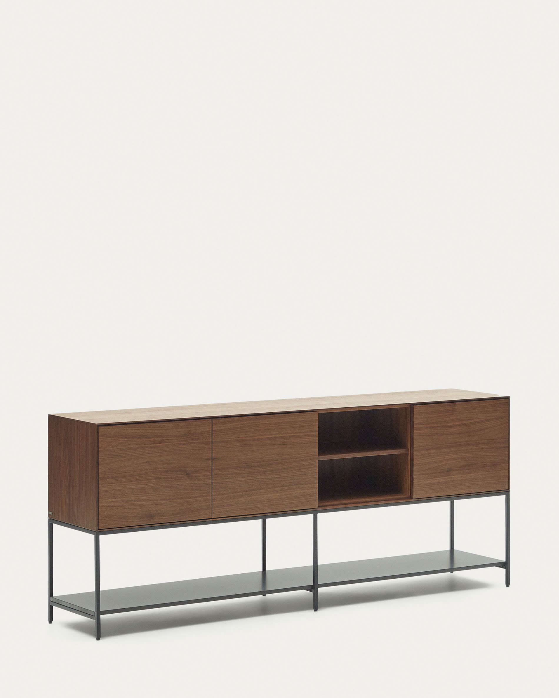 Das Vedrana Sideboard bietet mit seinem edlen Nussholzfurnier und den schwarzen Stahlbeinen eine moderne und funktionale Aufbewahrungslösung.