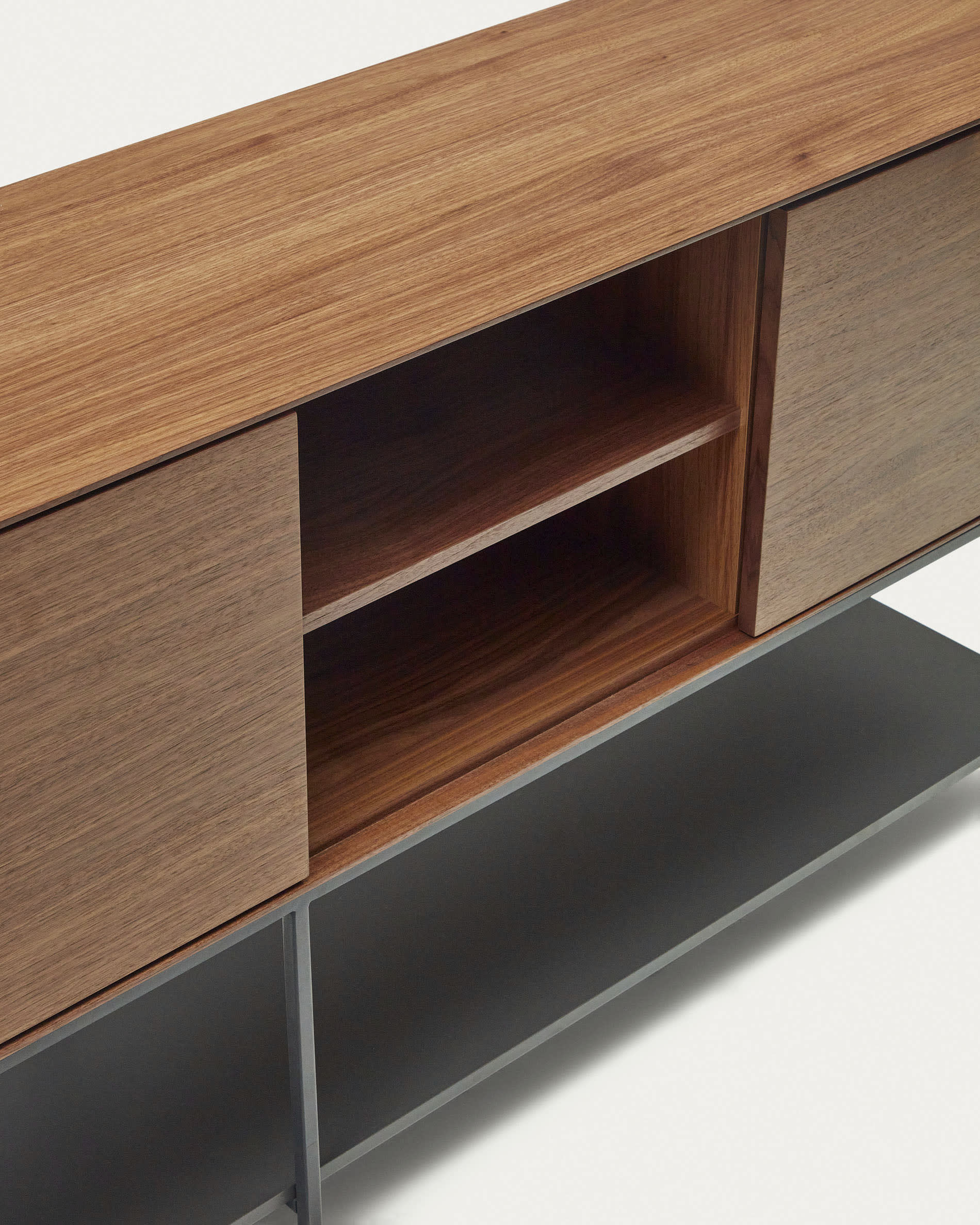 Das Vedrana Sideboard kombiniert elegantes Nussholzfurnier mit stabilen schwarzen Stahlbeinen und bietet großzügigen Stauraum für Ihr Zuhause.