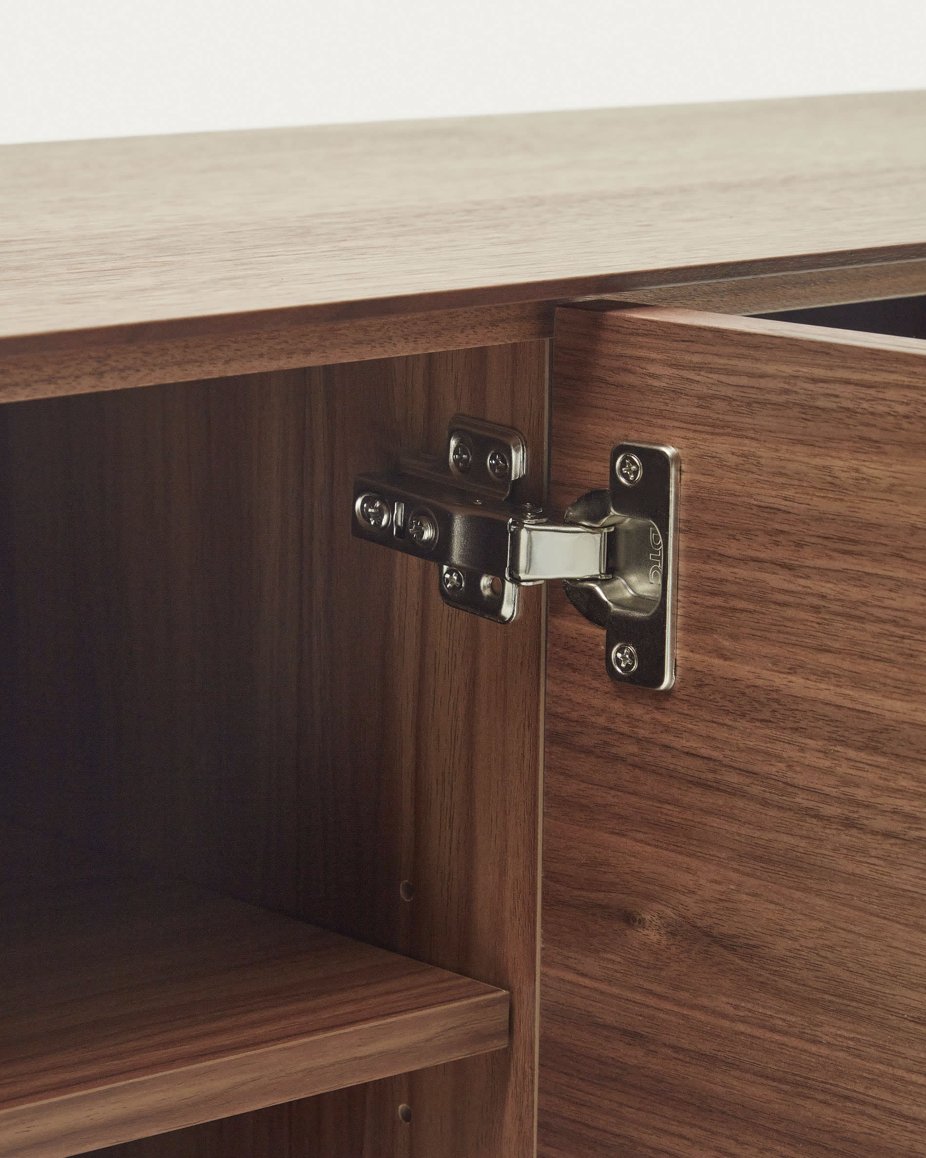 Das Vedrana Sideboard kombiniert elegantes Nussholzfurnier mit stabilen schwarzen Stahlbeinen und bietet großzügigen Stauraum für Ihr Zuhause.