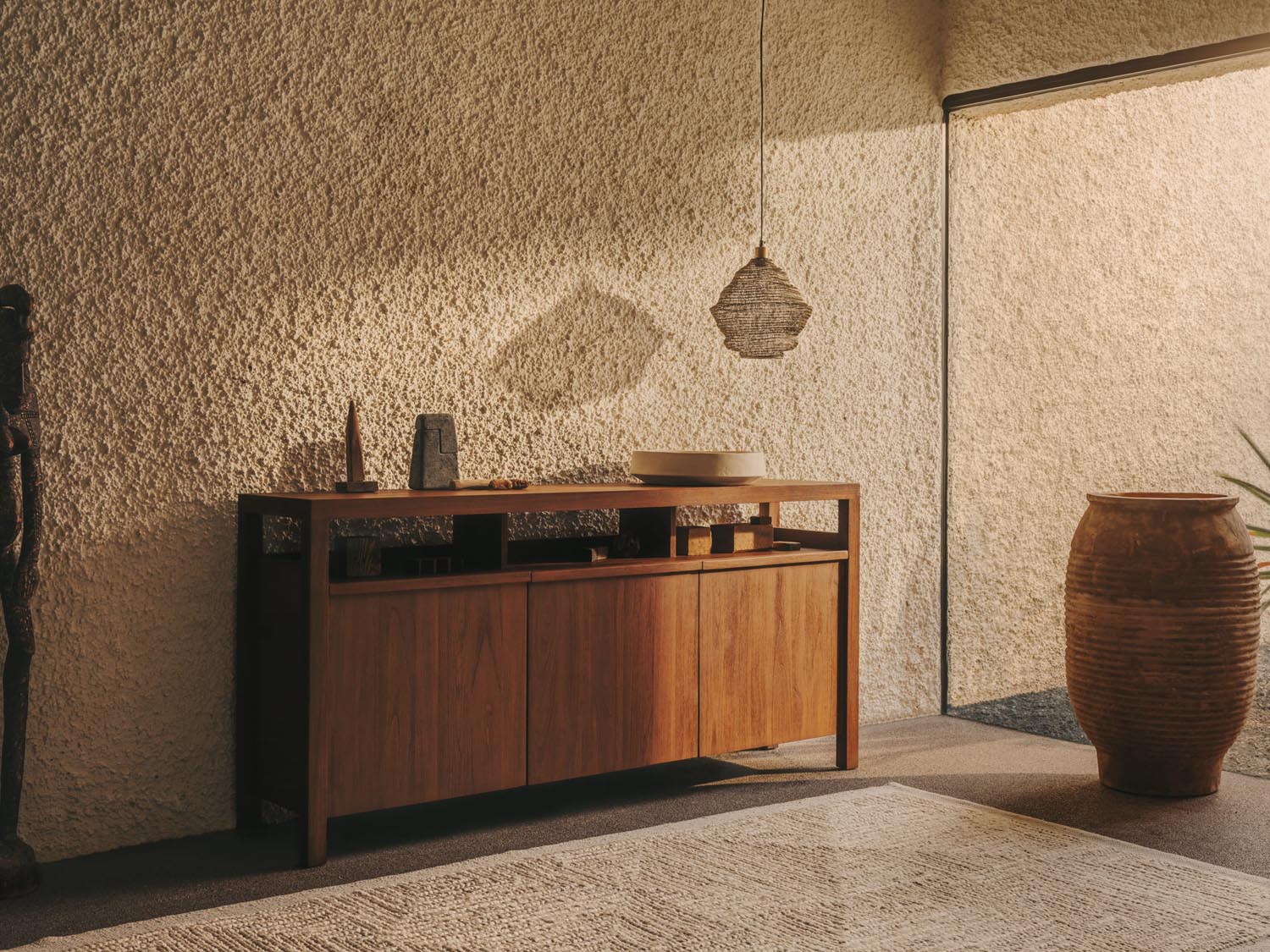 Das Sashi Sideboard aus massivem Teakholz (180x85 cm) von Kave Home vereint zeitlose Eleganz mit hochwertiger Verarbeitung.