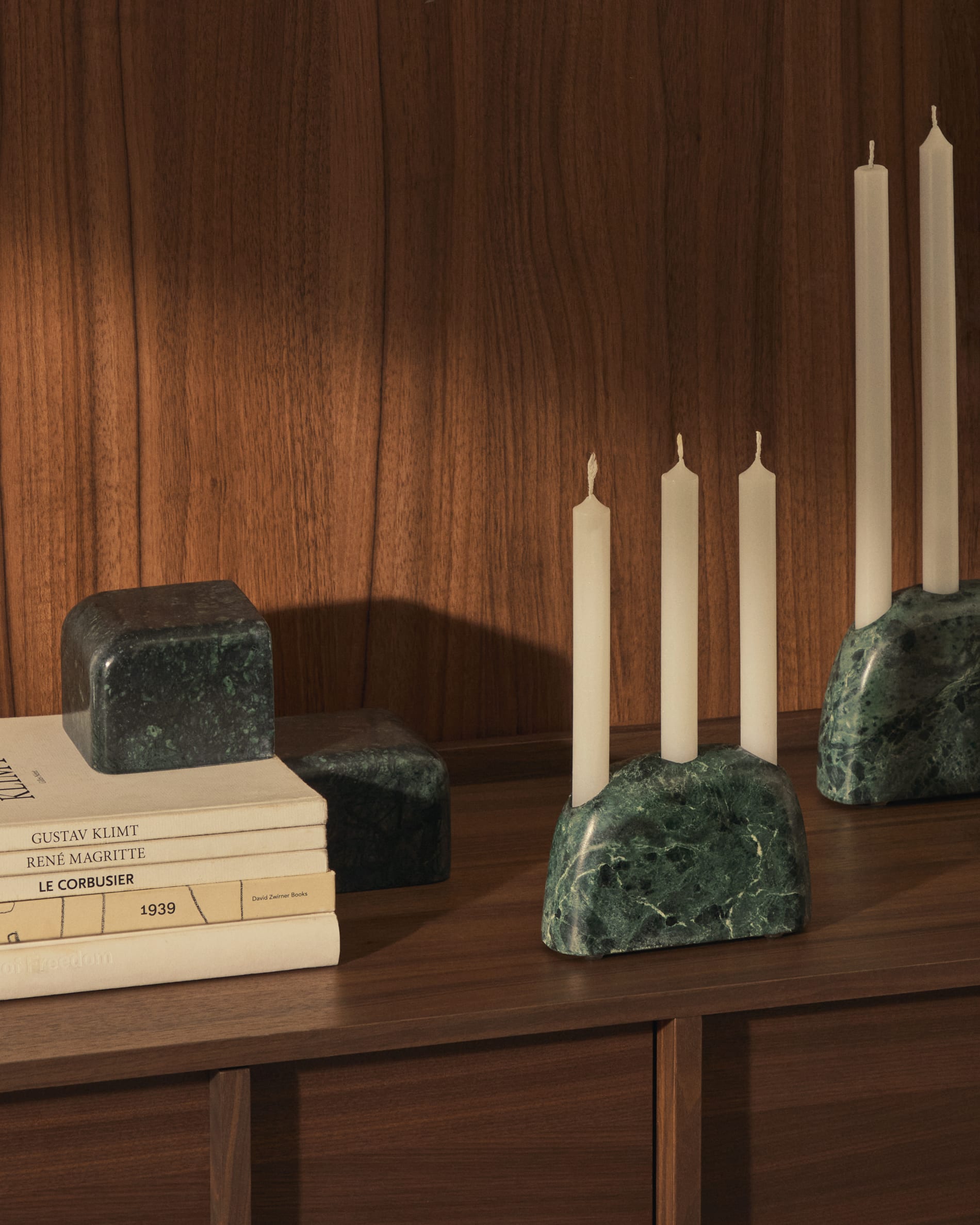 Elegantes Sideboard Onix aus Walnussfurnier mit dunklem Finish, 200x80 cm, FSC-zertifiziert, von Kave Home, stilvoll und nachhaltig.