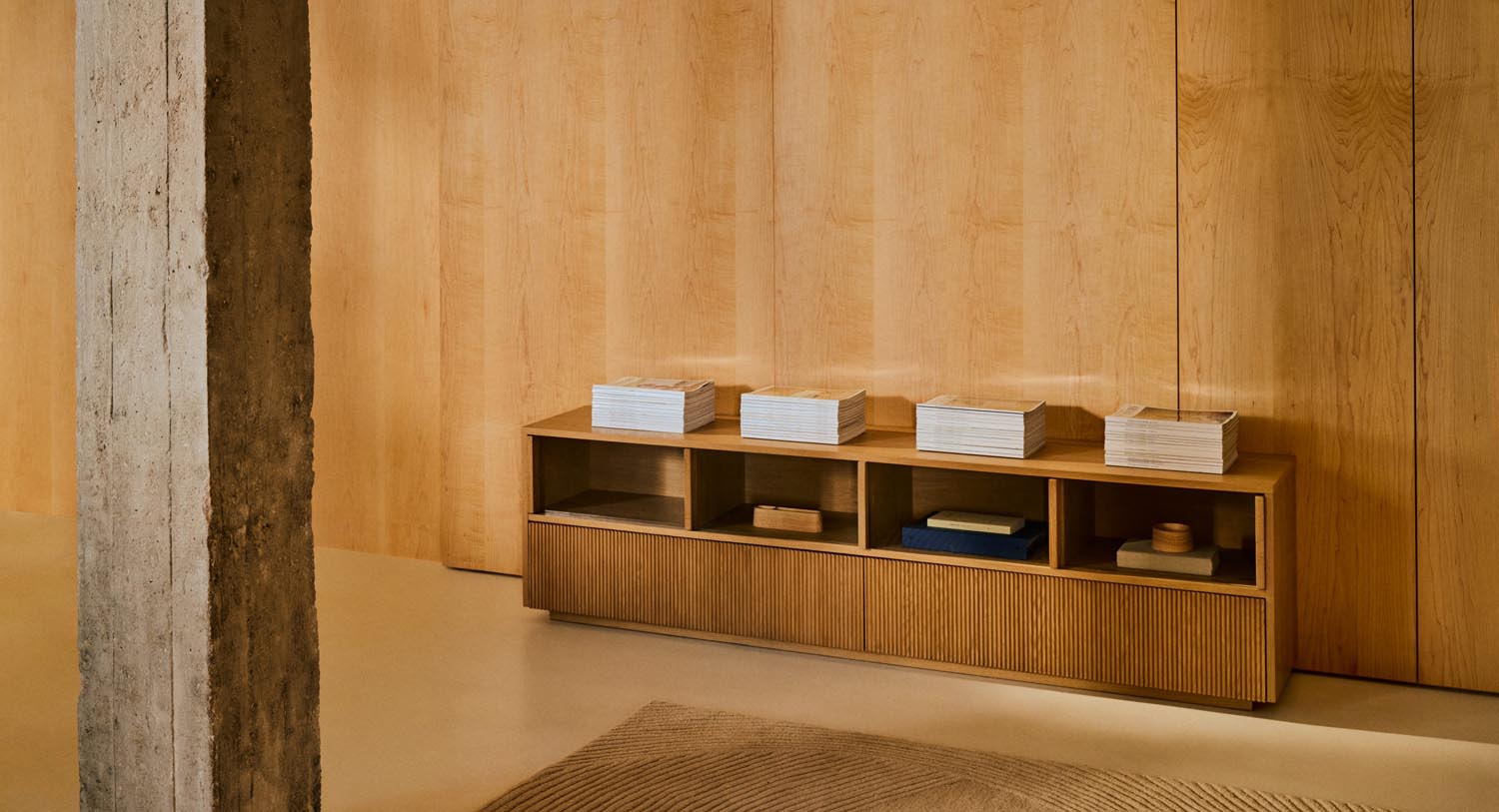 Stilvolles Sideboard Helvine: 200x54 cm, 4 Türen, 2 Schubladen, Eichenfurnier & gehärtetes Glas, nachhaltig und modern von Kave Home.