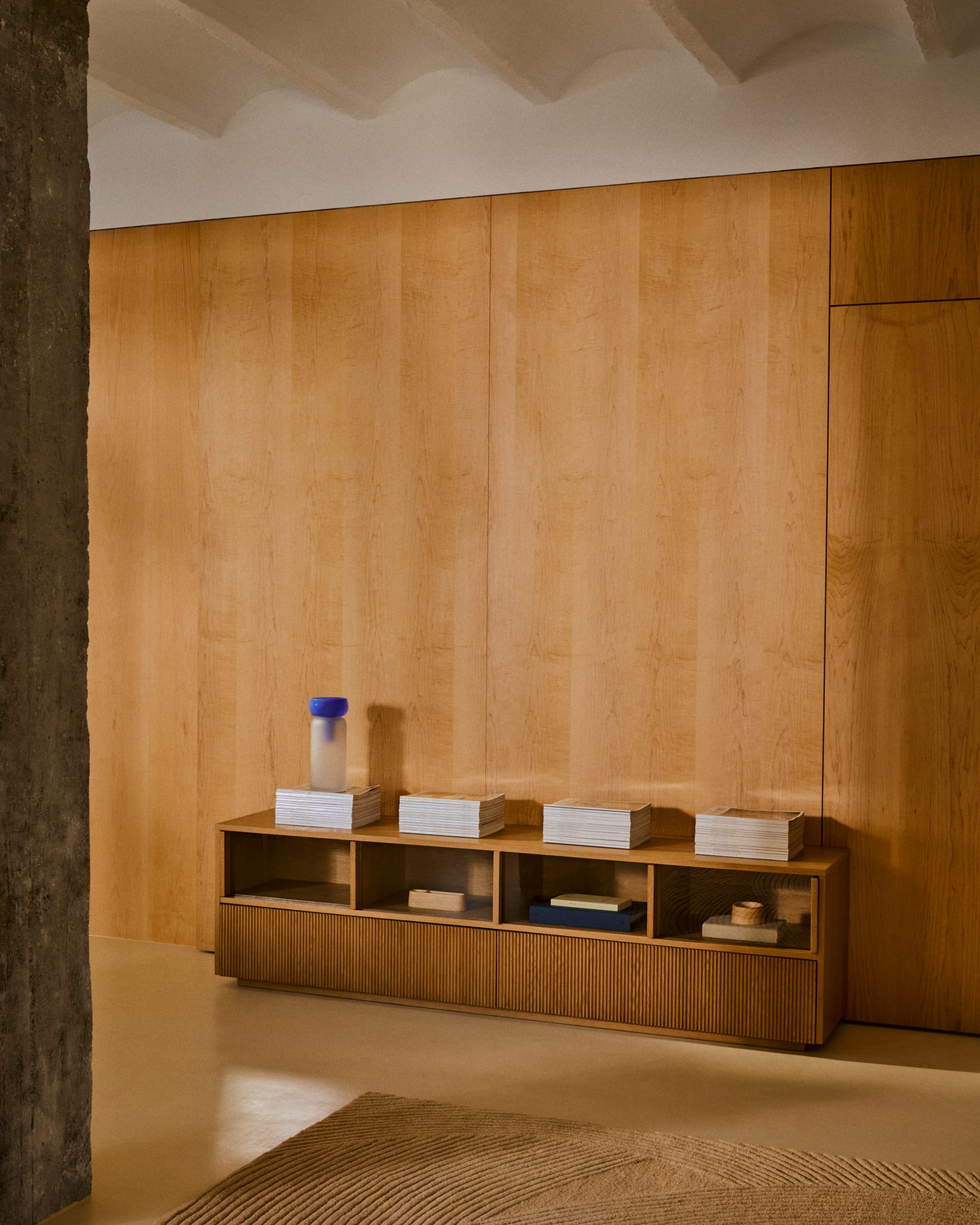 Stilvolles Sideboard aus Eichenfurnier und Glas, 4 Türen, 2 Schubladen, FSC-zertifiziert, 200x54 cm, von Kave Home, modern und praktisch.