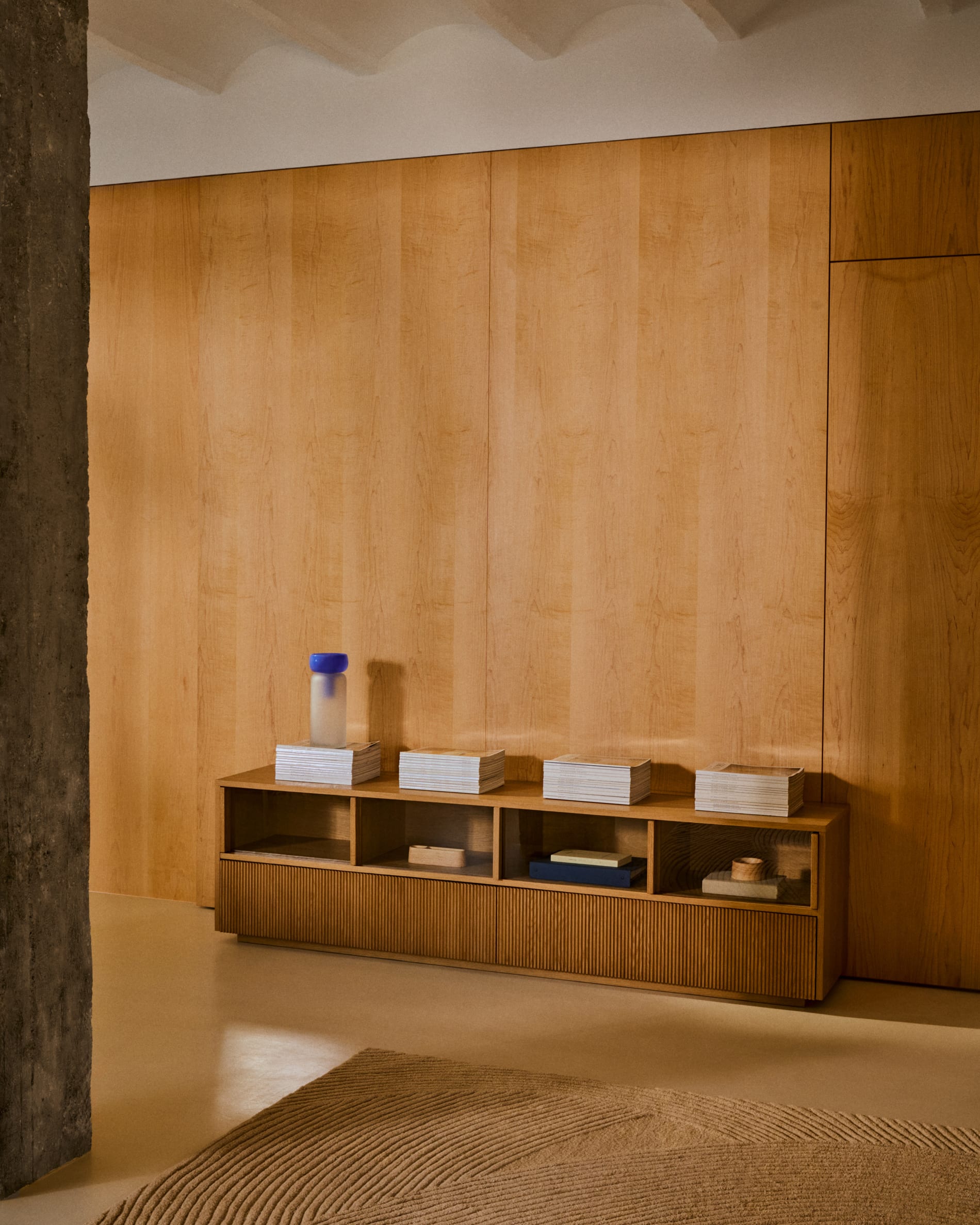 Elegantes Sideboard aus Eichenfurnier und Glas, mit 4 Türen, 2 Schubladen, FSC-zertifiziert, 200x54 cm, von Kave Home, modern und funktional.