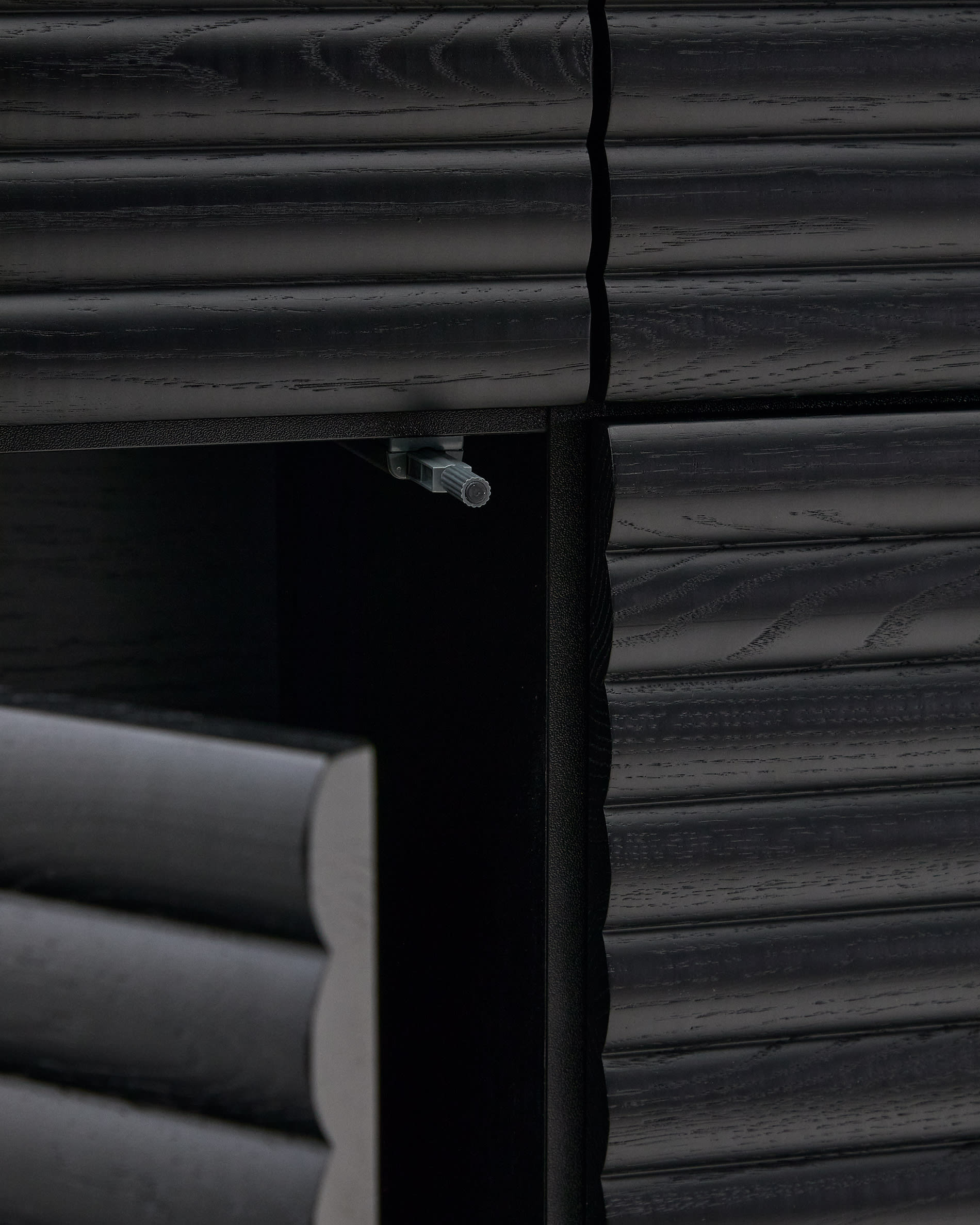 Elegantes Highboard Lenon aus FSC-zertifiziertem Massivholz und Eichenfurnier in Schwarz. 4 Türen für großzügigen Stauraum und zeitloses Design.