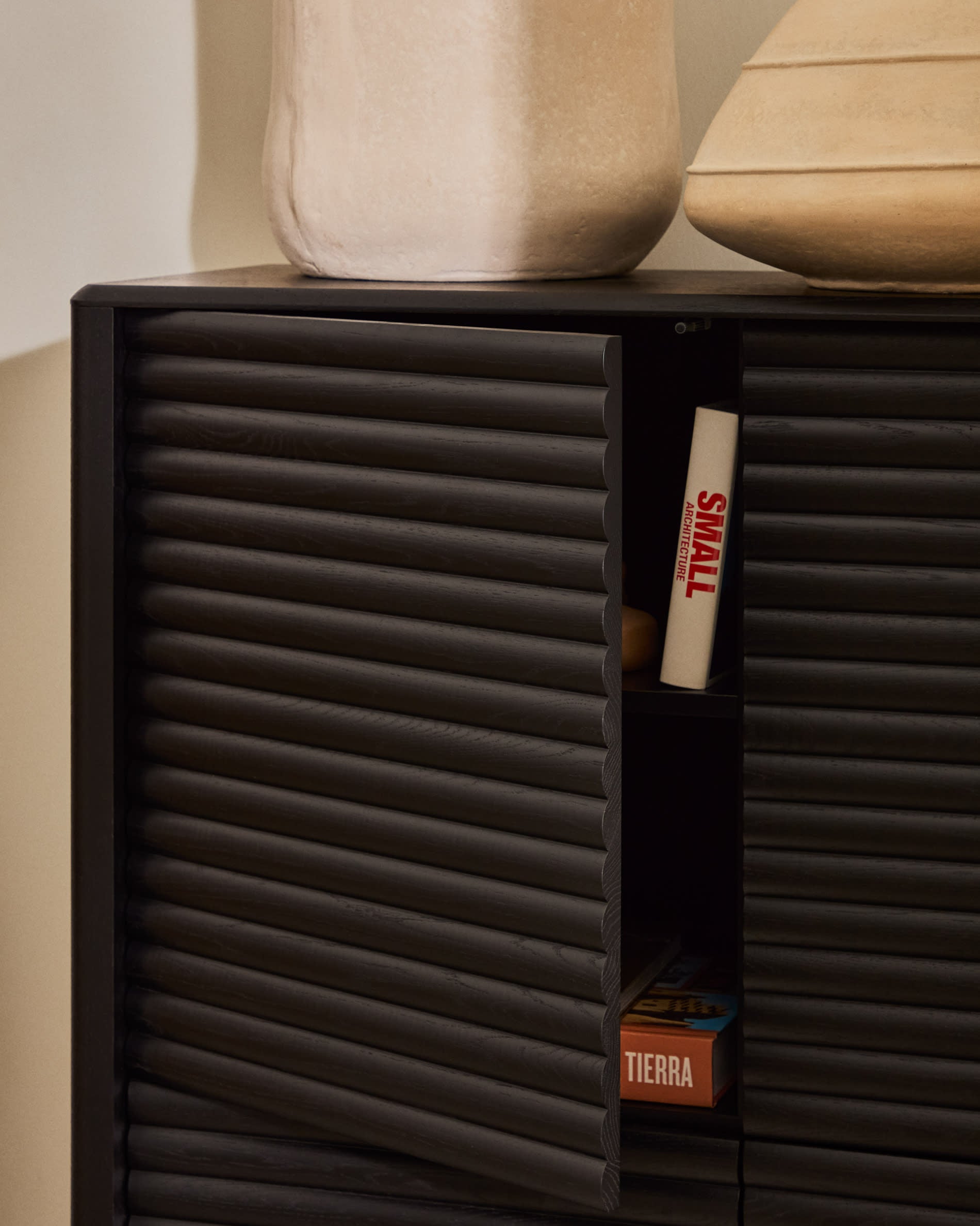 Elegantes Highboard Lenon in tiefem Schwarz, gefertigt aus Massivholz und Eichenfurnier. 4 Türen, 104,5x144 cm, nachhaltig produziert.