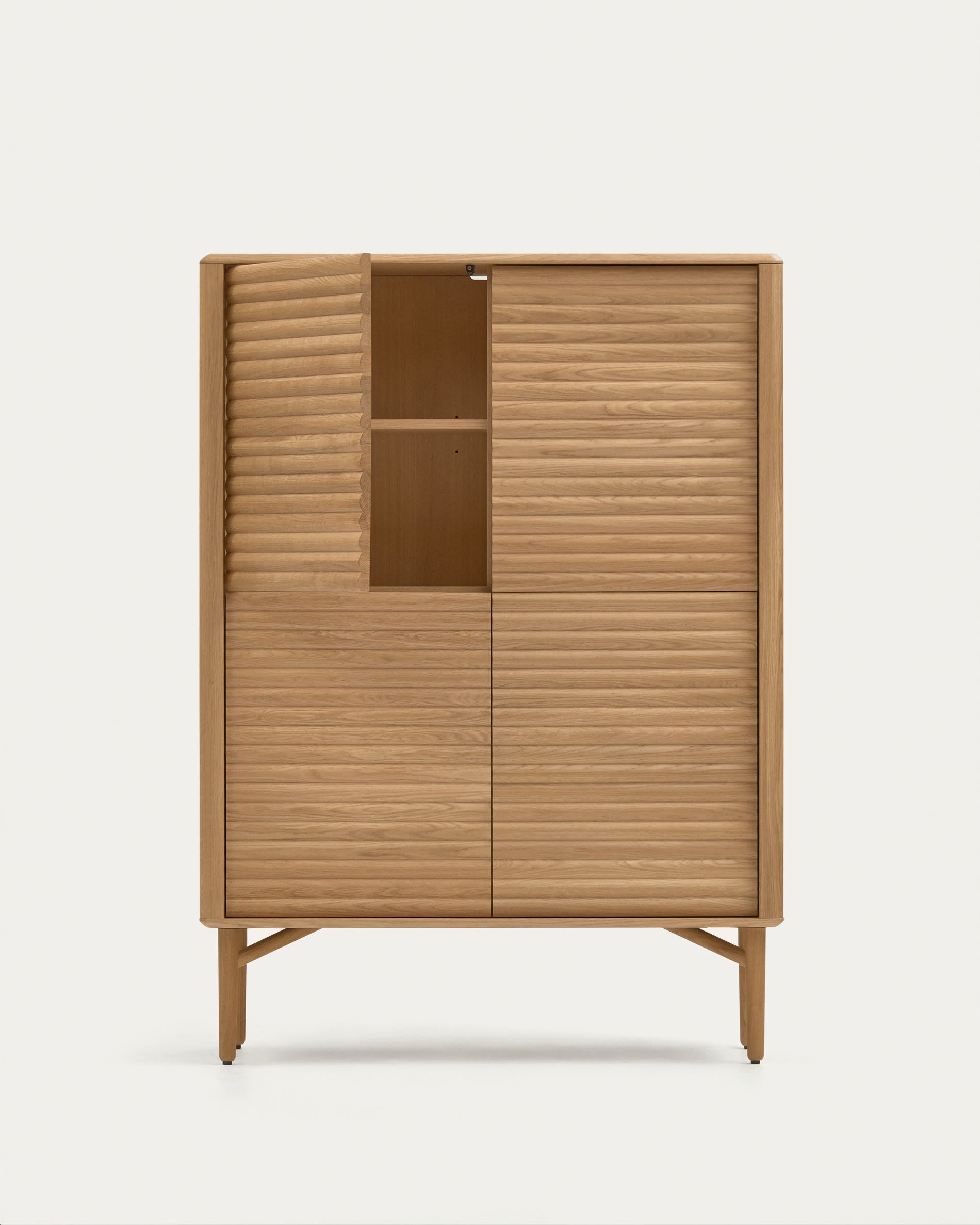Elegantes Highboard aus massiver Eiche und Eichenfurnier, 4 Türen, FSC-zertifiziert, Masse 104,5 x 144 cm, von Kave Home.