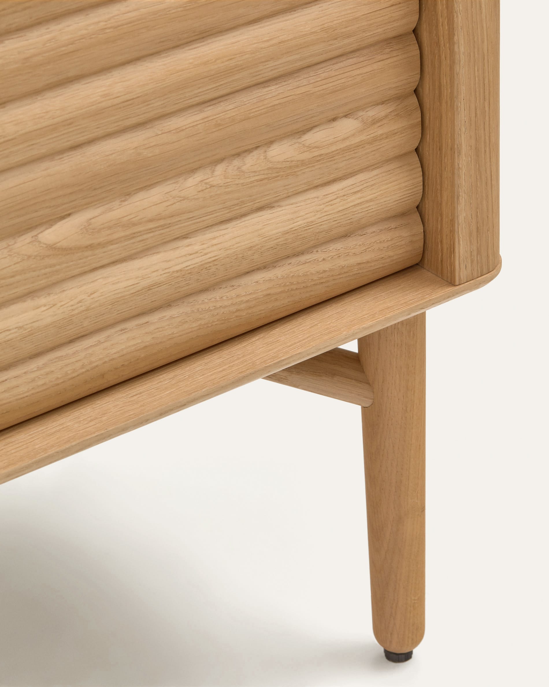 Elegantes Lenon Highboard von Kave Home, gefertigt aus massiver Eiche und Eichenfurnier, 4 Türen, 104,5 x 144 cm, perfekt für stilvolle und nachhaltige Wohnräume.