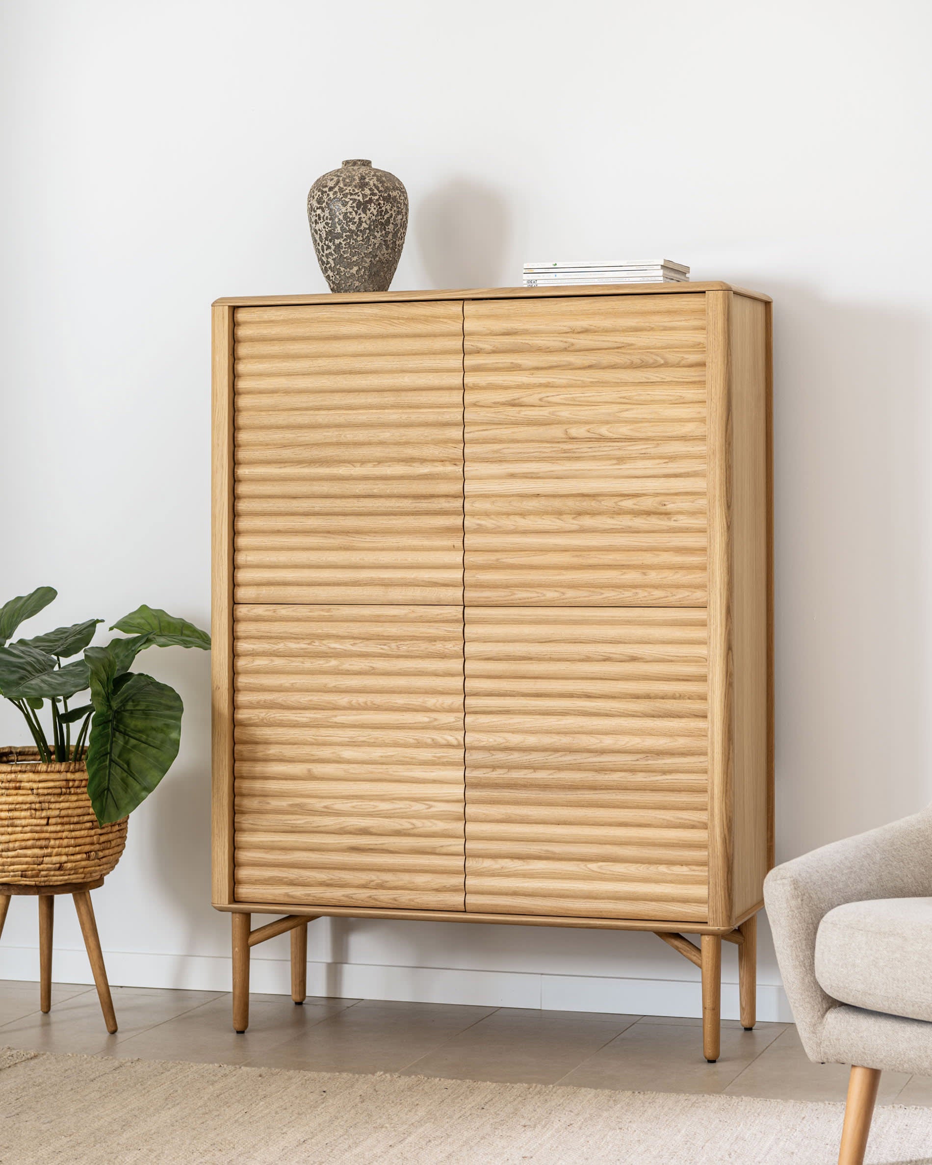 Elegantes Highboard aus massiver Eiche und Eichenfurnier, 4 Türen, FSC-zertifiziert, 104,5x144 cm, von Kave Home.