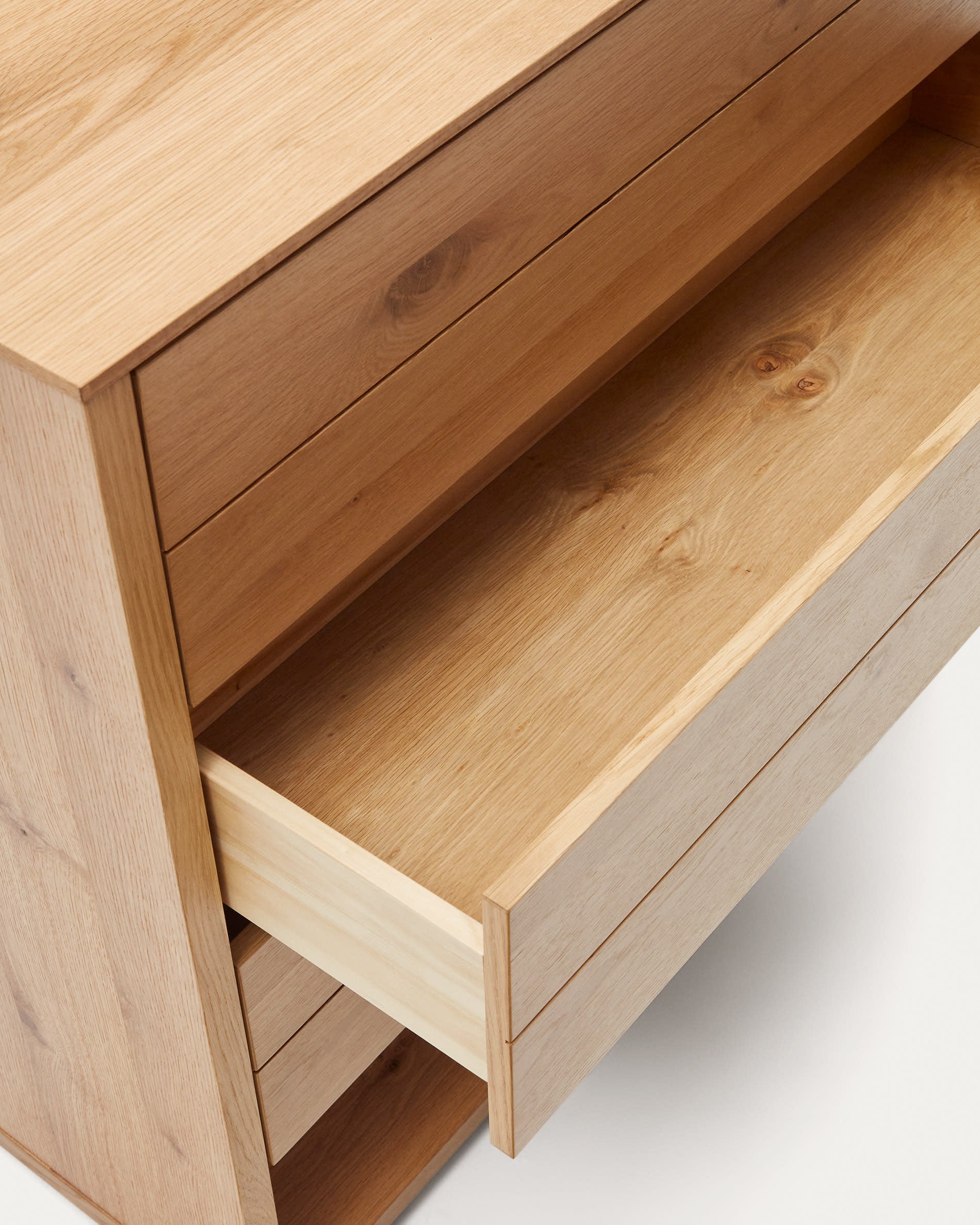 Die Alguema Kommode von Kave Home bietet stilvollen Stauraum mit 3 Schubladen aus edlem Eichenfurnier, ideal für jedes Zuhause.