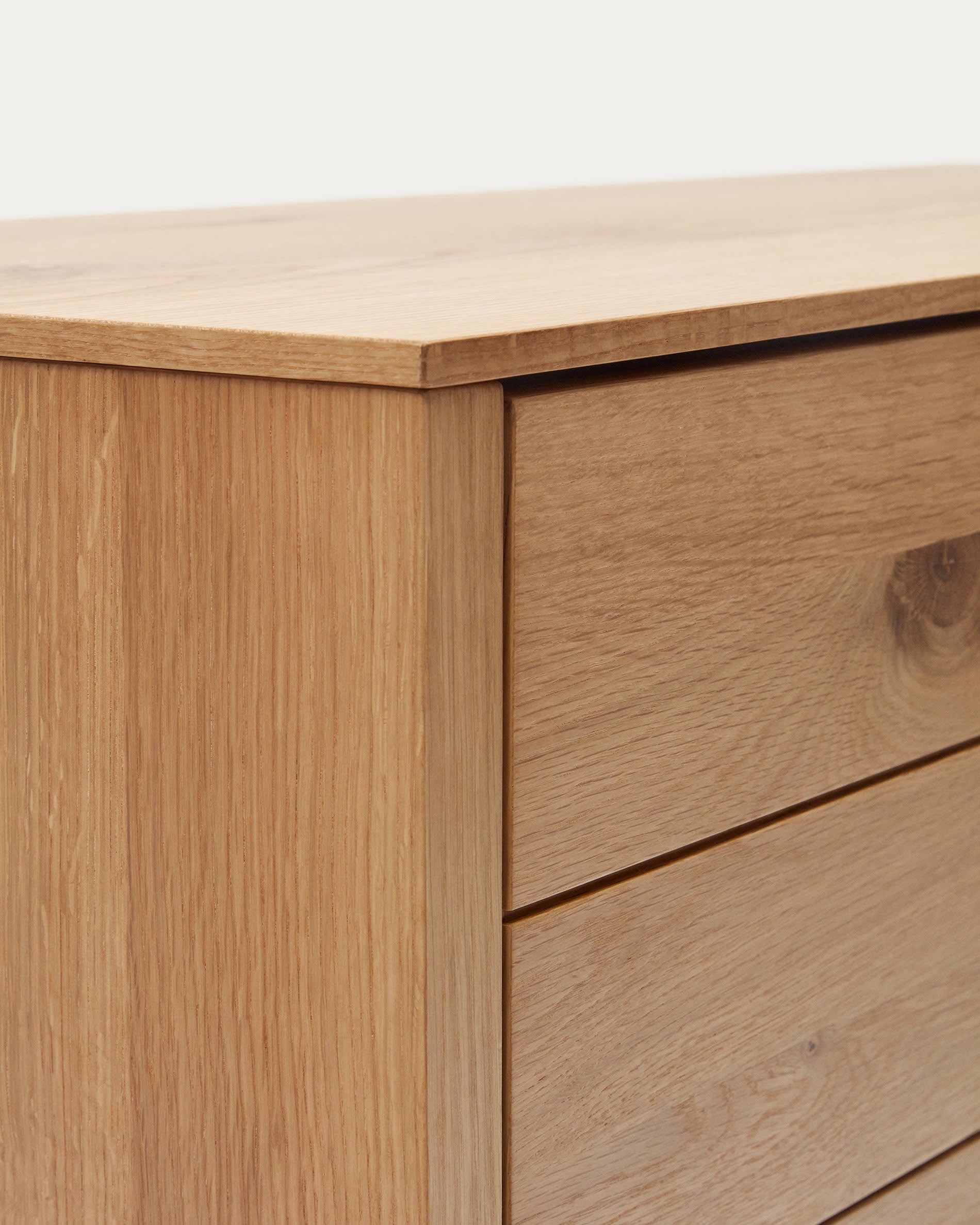 Die Alguema Kommode von Kave Home bietet stilvollen Stauraum mit 3 Schubladen aus edlem Eichenfurnier und natürlichem Finish.