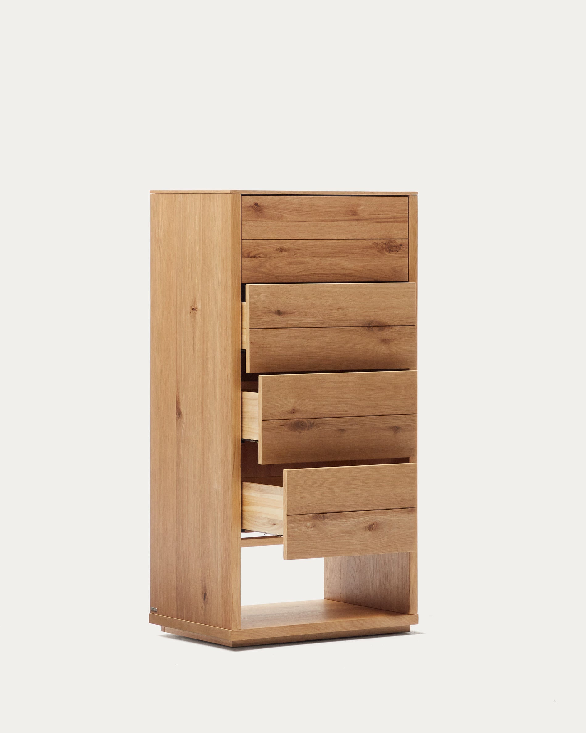Die Alguema Kommode von Kave Home mit 4 Schubladen, natürlichem Eichenfurnier und modernem Design ist perfekt für elegante Organisation.