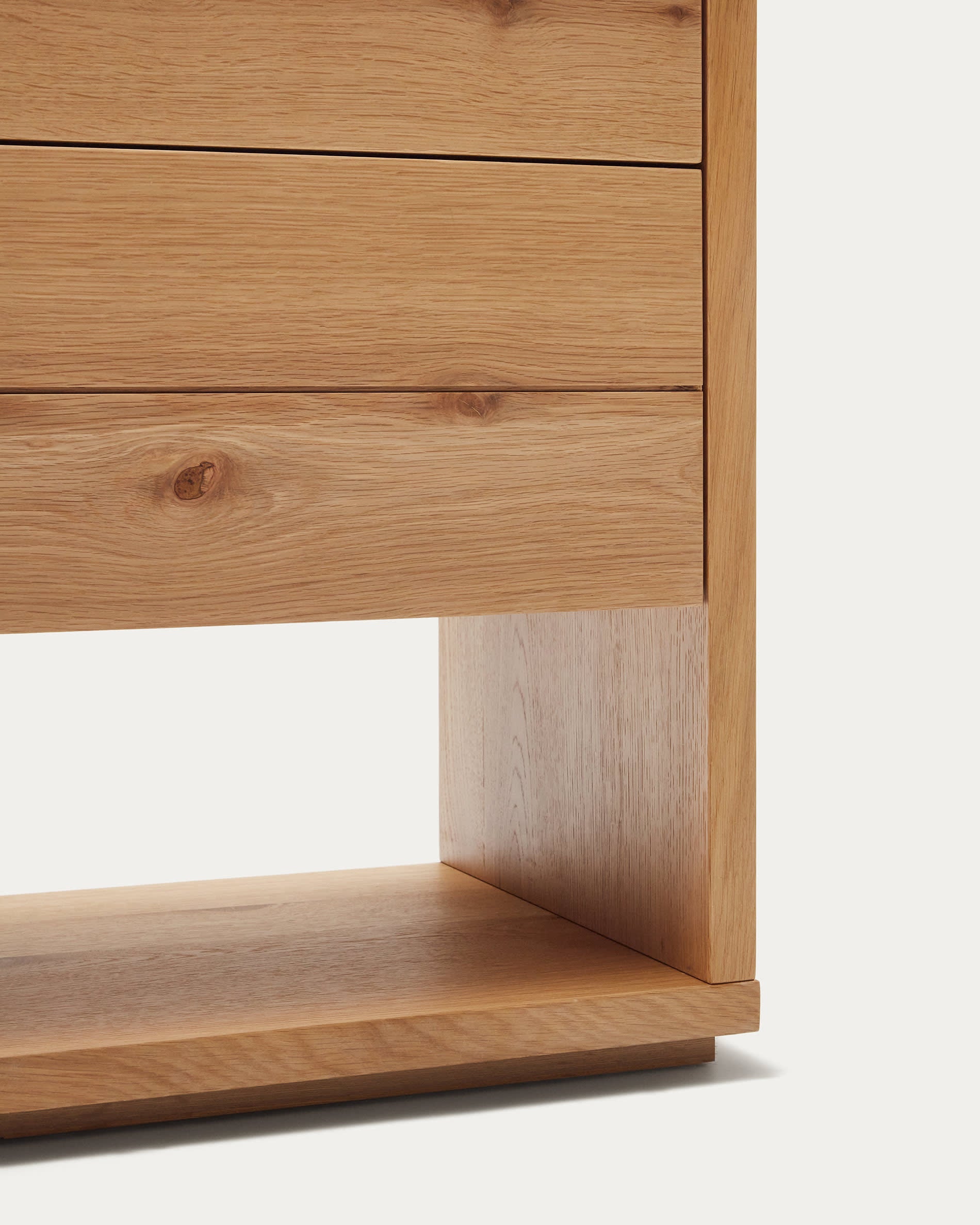 Die Alguema Kommode vereint elegantes Design und praktische Funktionalität mit 4 Schubladen und hochwertigem Eichenfurnier für jeden Raum.