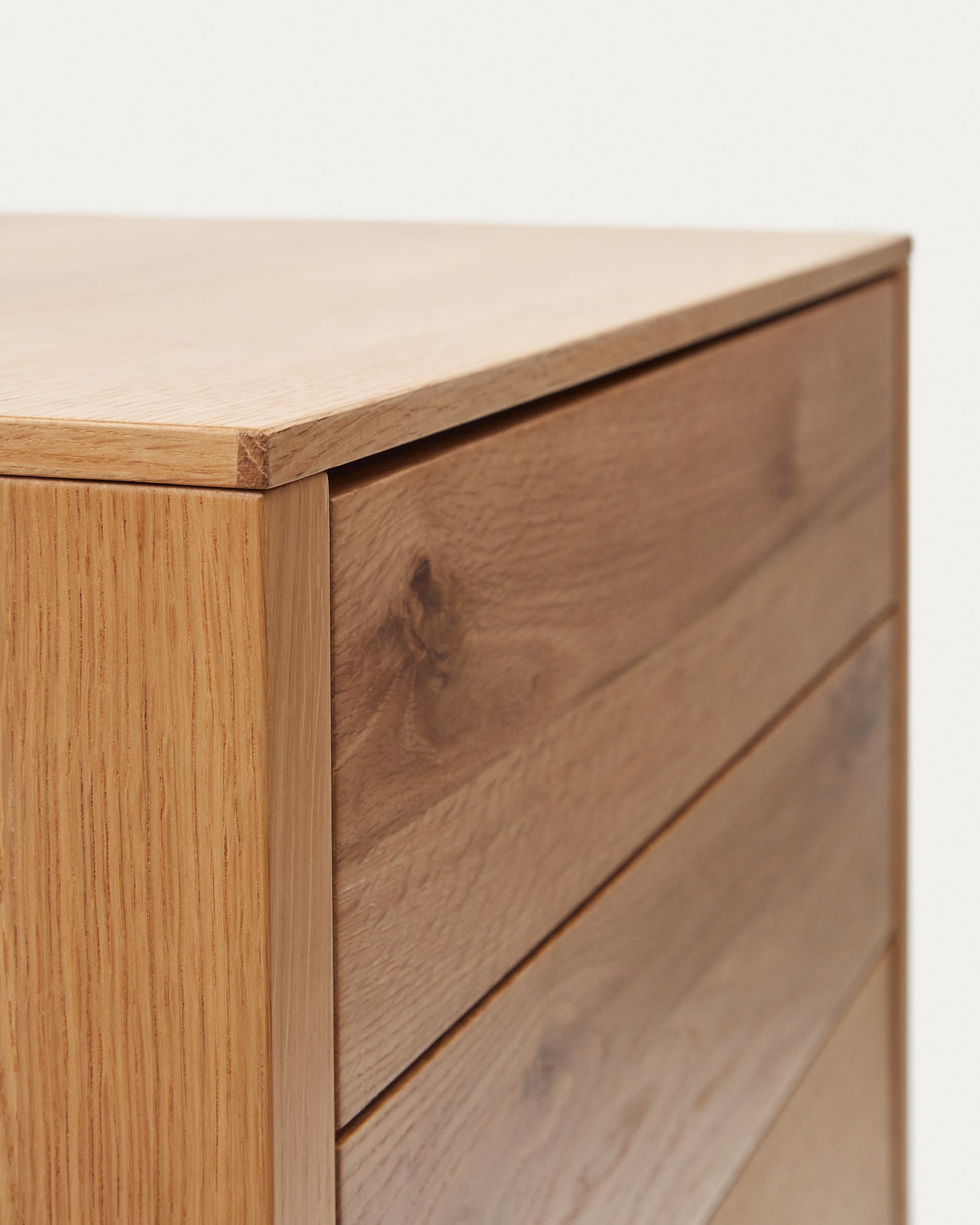 Die Alguema Kommode bietet stilvollen Stauraum mit 4 sanft gleitenden Schubladen und einem natürlichen Eichenfurnier, ideal für jedes Zuhause.