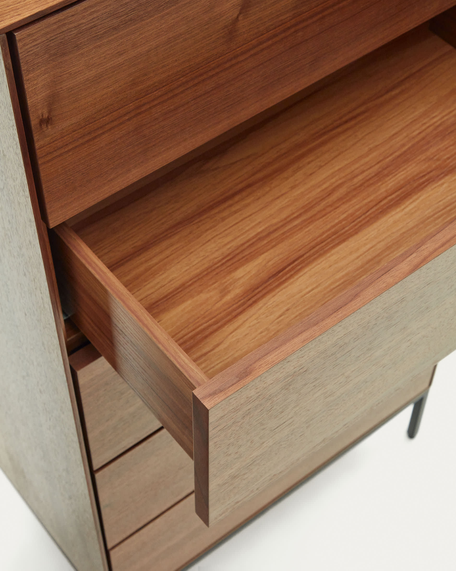 Die Vedrana Kommode vereint edles Nussholzfurnier mit stabilen Stahlbeinen und bietet fünf geräumige Schubladen für stilvolle Aufbewahrung.