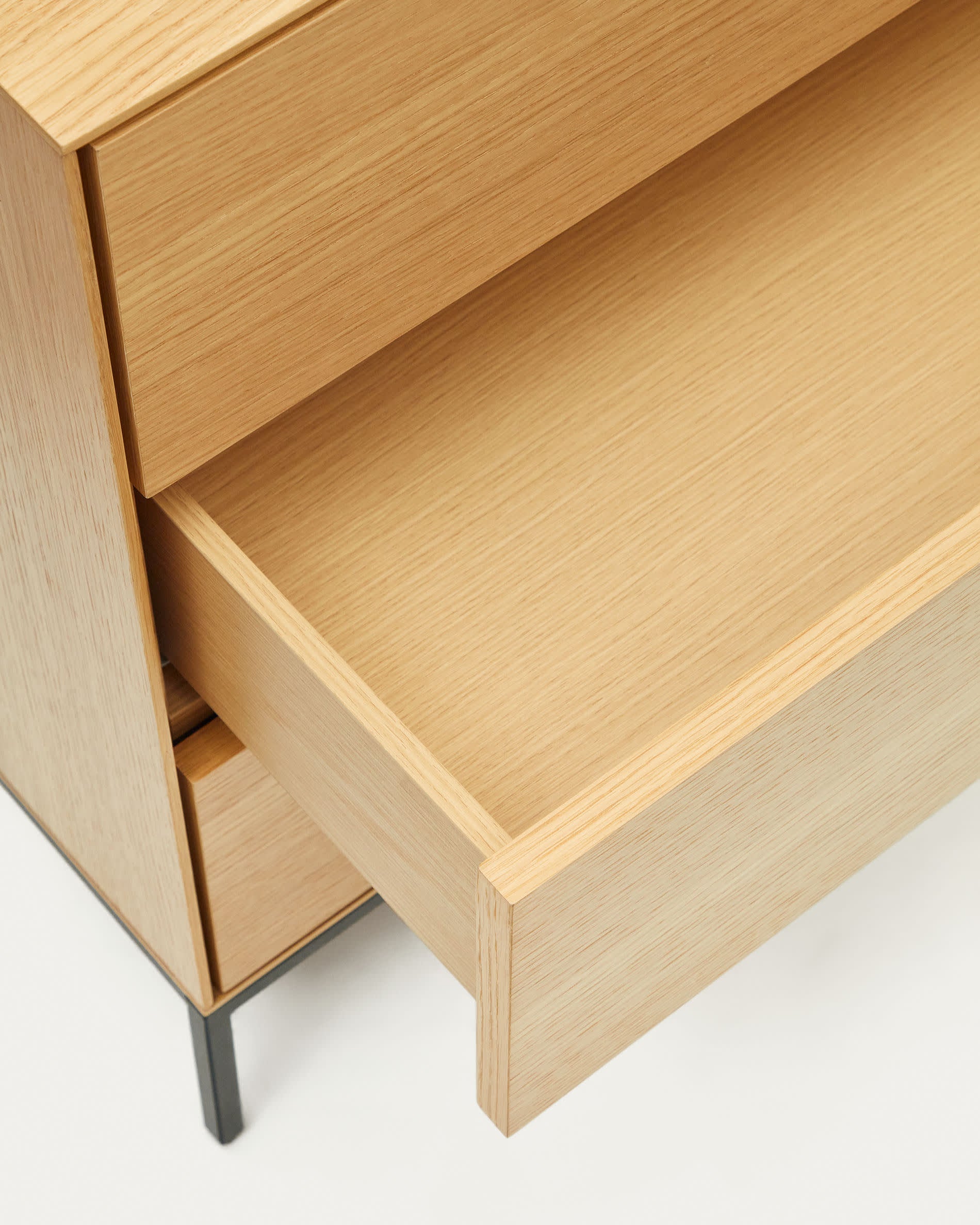 Die Vedrana Kommode von Kave Home kombiniert elegantes Eichenfurnier mit stabilen Stahlbeinen. Mit 3 Schubladen und kompakten 110 x 75 cm ist sie perfekt für stilvolle Aufbewahrung.