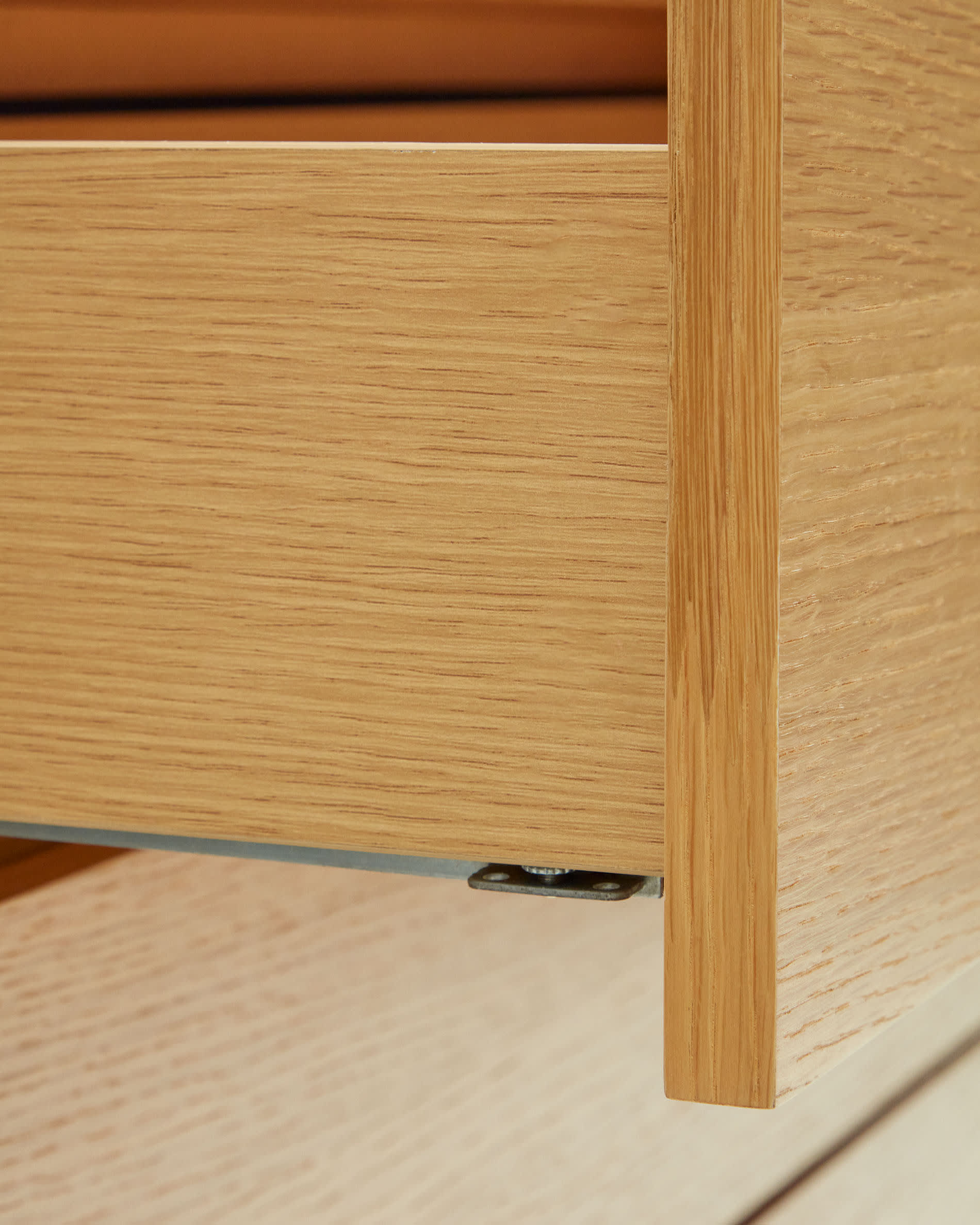 Die Vedrana Kommode von Kave Home kombiniert elegantes Eichenfurnier mit stabilen Stahlbeinen und bietet praktischen Stauraum für jeden Raum.