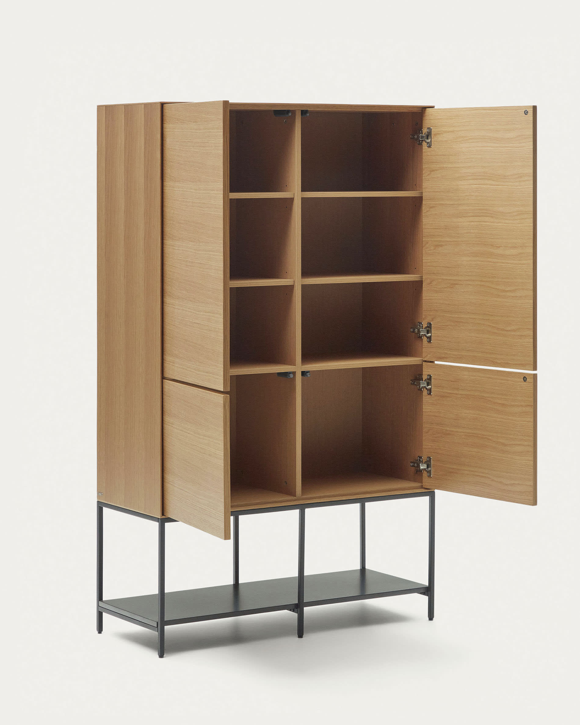 Das Vedrana Highboard kombiniert Eichenfurnier mit schwarzen Stahlbeinen und bietet stilvolle Aufbewahrung für Ihr Zuhause.